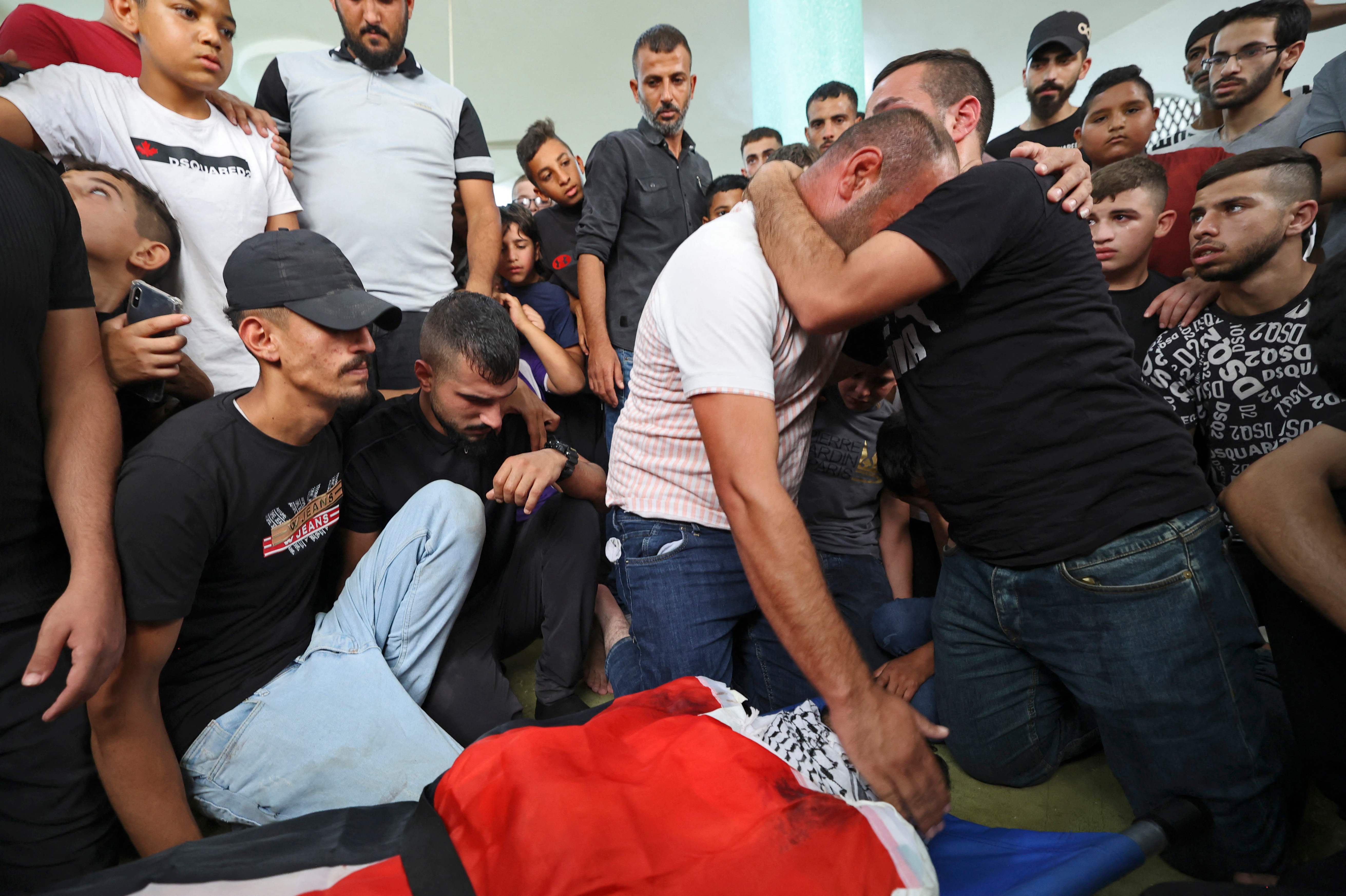تشييع حزين للشهيد يونس التايه في طوباس .. تصوير: "الفرنسية"