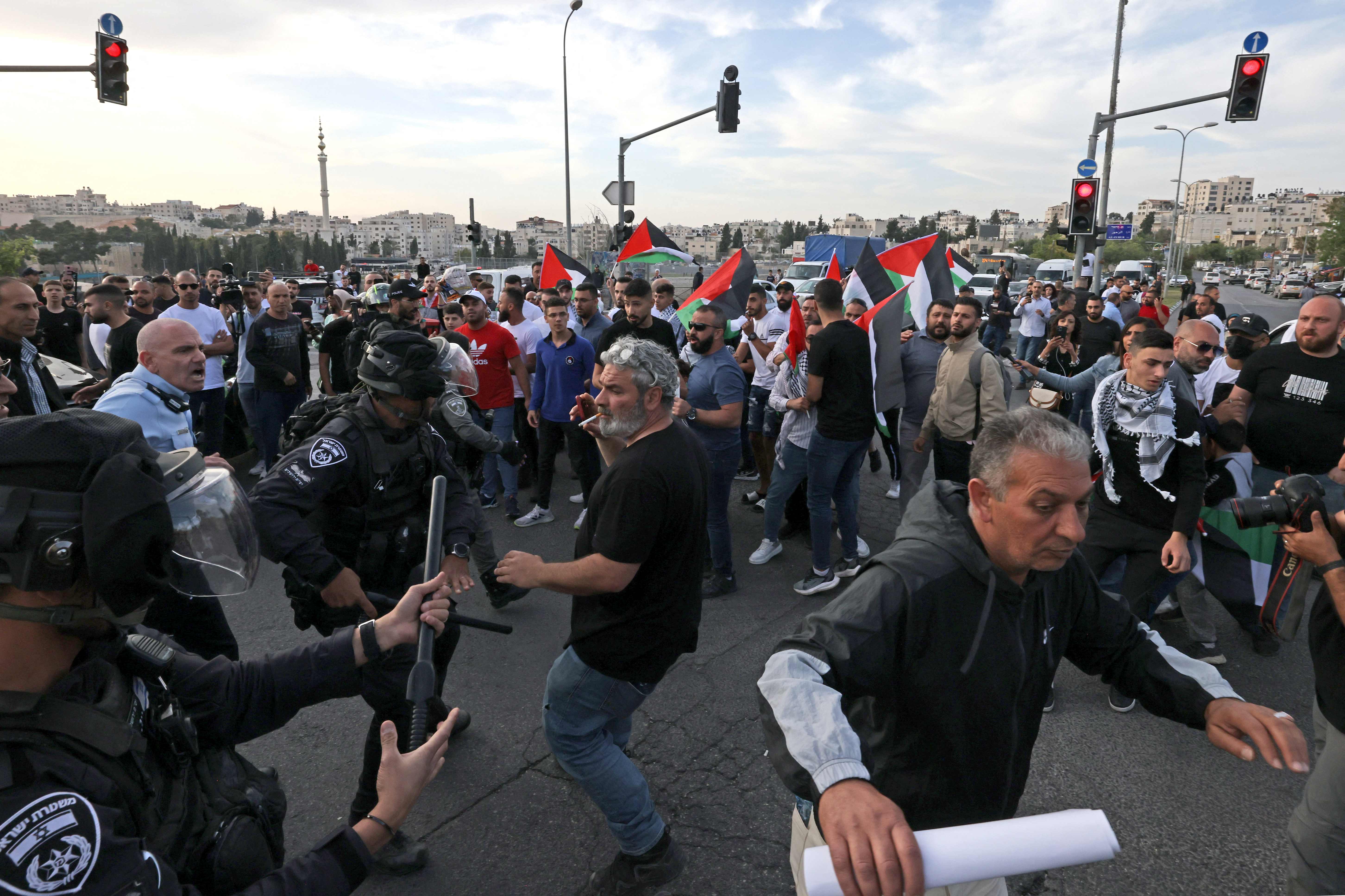 الاحتلال يقمع مسيرة من أمام منزل الزميلة شيرين أبو عاقلة في بيت حنينا بالقدس .. تصوير: "الفرنسية"
