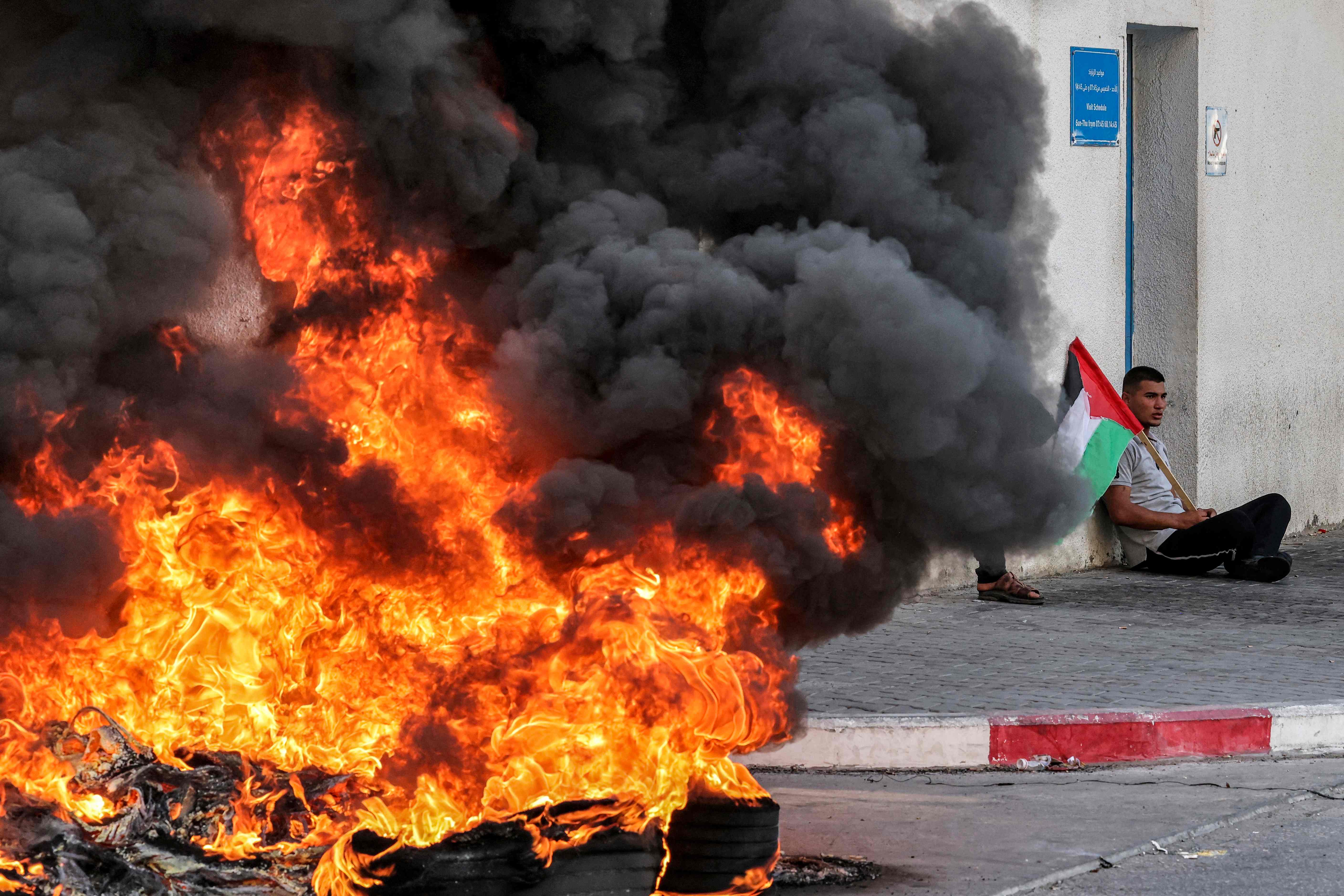 غزيون يتظاهرون احتجاجًا على عدم بناء الأونروا لمنازلهم المدمرة منذ حرب 2014 .. تصوير: "الفرنسية"