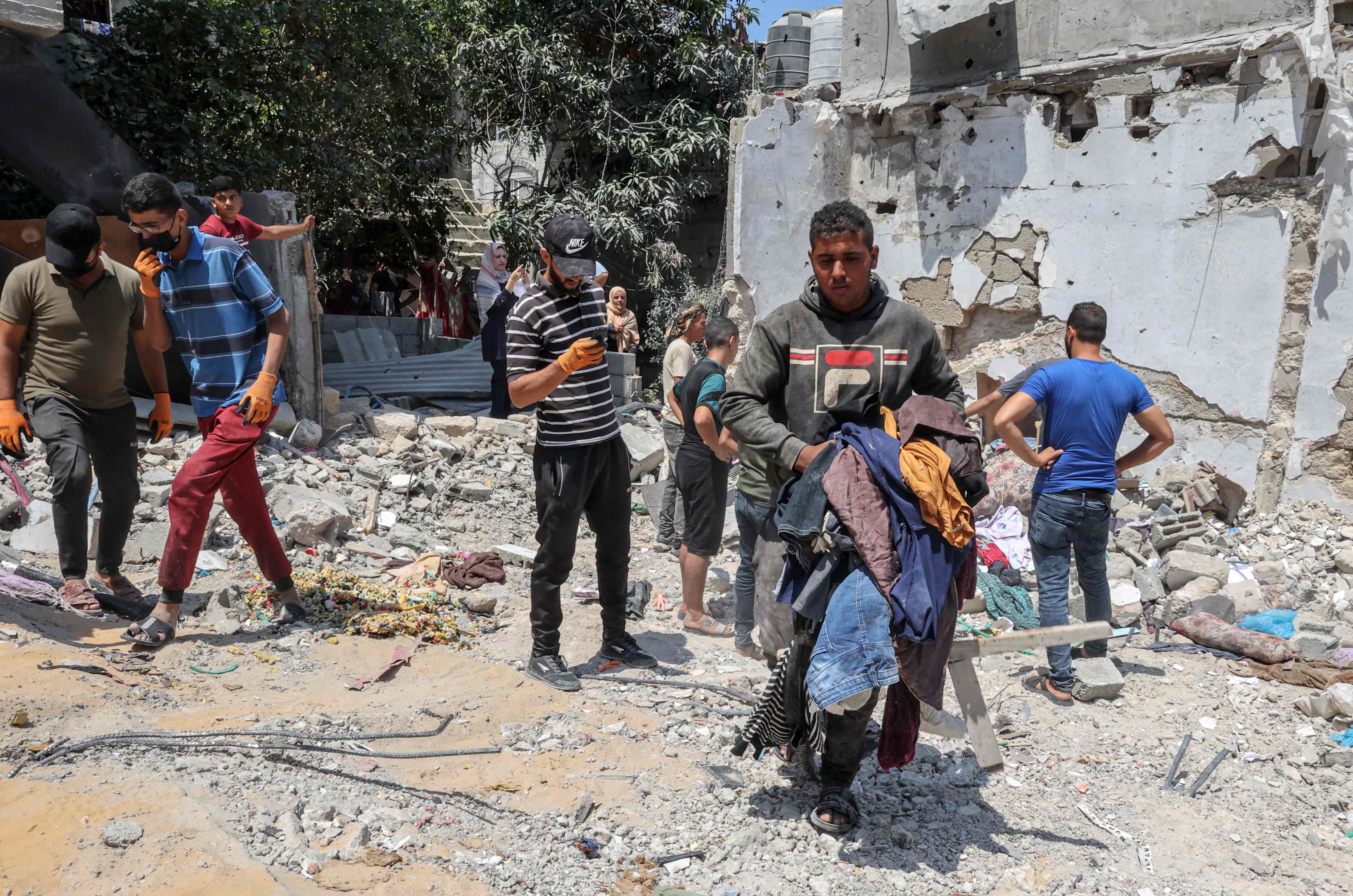 غزة: البدء بإزالة آثار ركام المنازل المدمرة بعد العدوان الأخير .. تصوير: "الفرنسية"