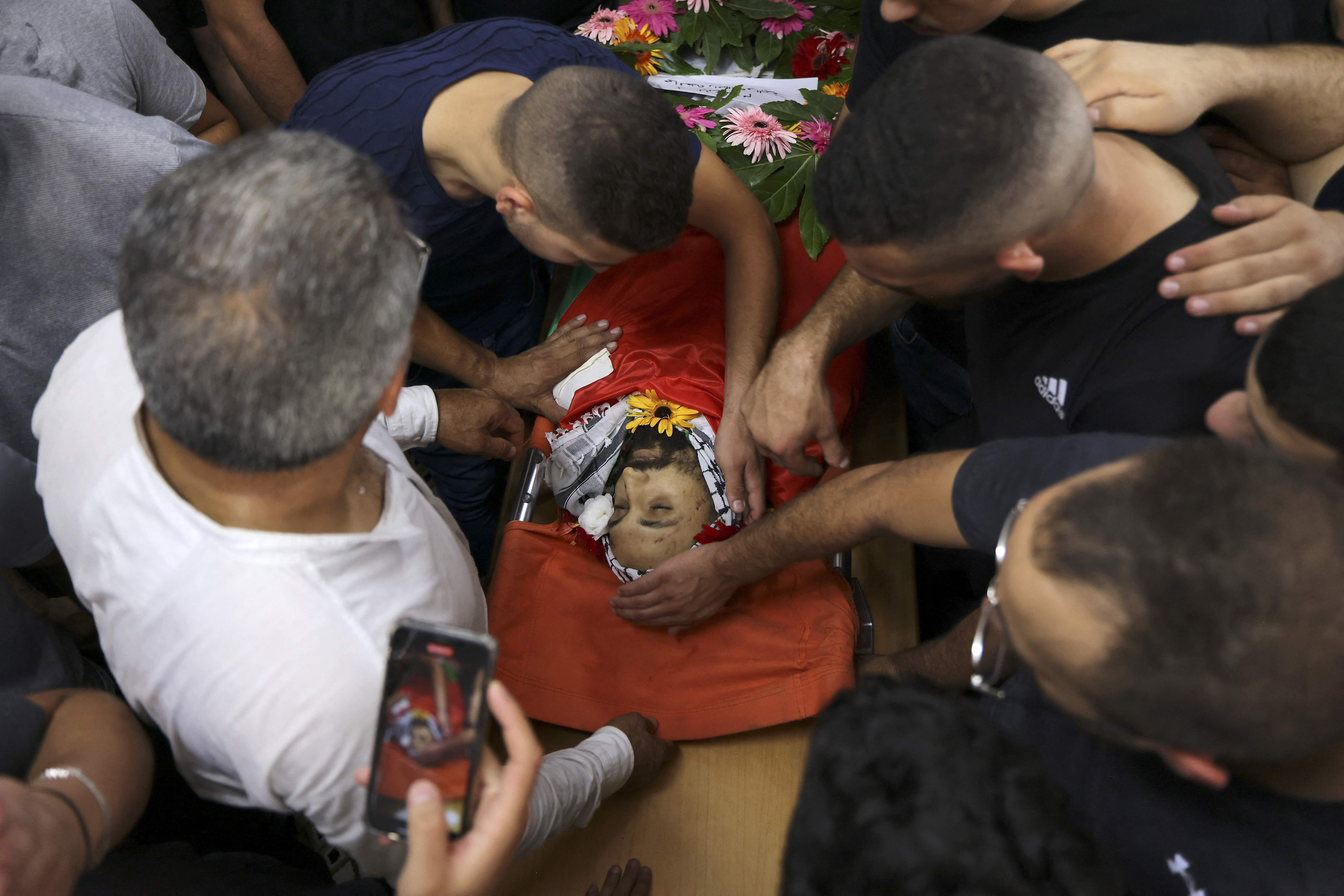 من تشييع الشهيد يزن عفانة في مخيم قلنديا .. تصوير: "الفرنسية"
