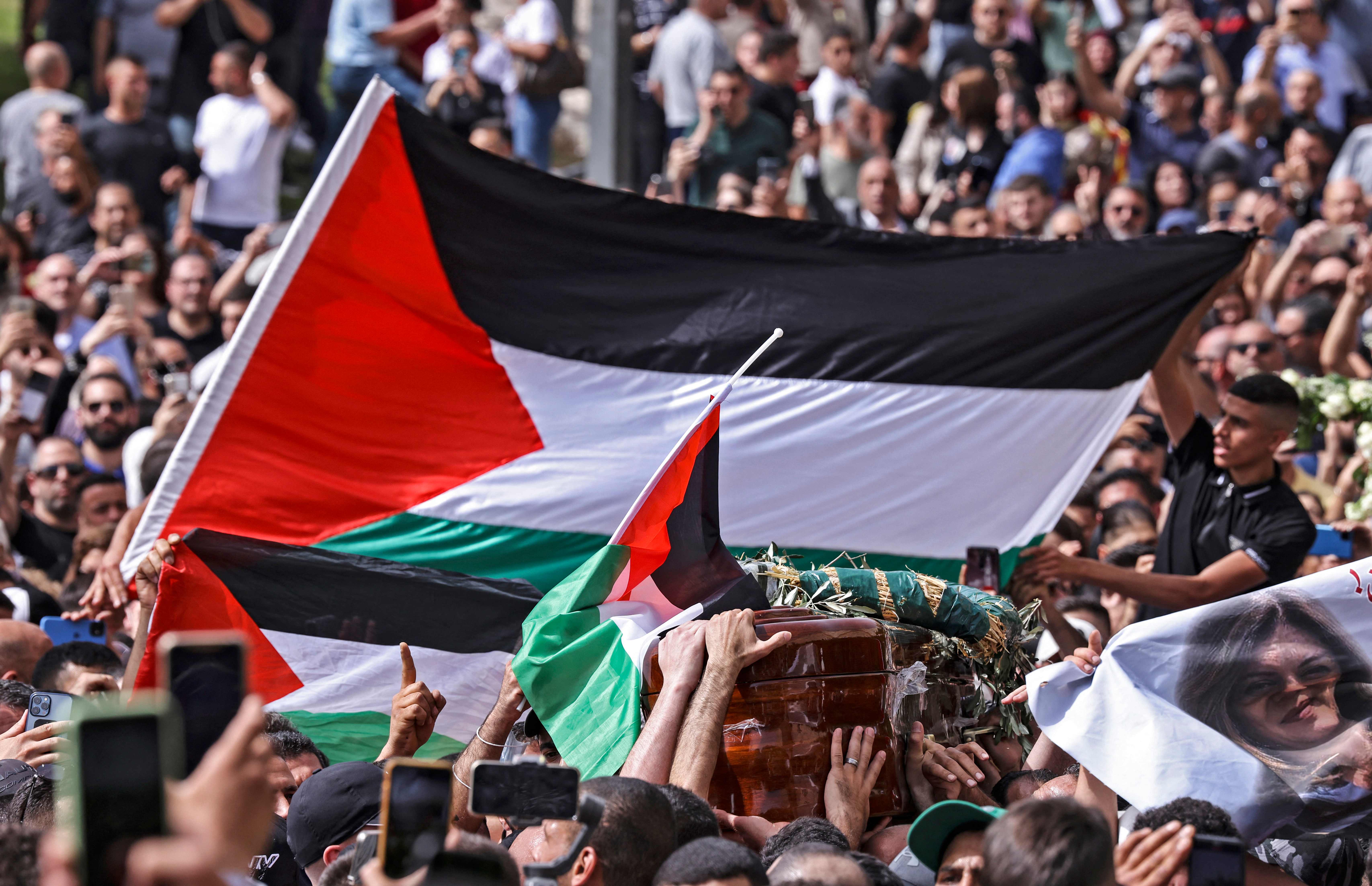 من تشييع جثمان الزميلة شيرين أبو عاقلة في القدس .. تصوير: "الفرنسية"