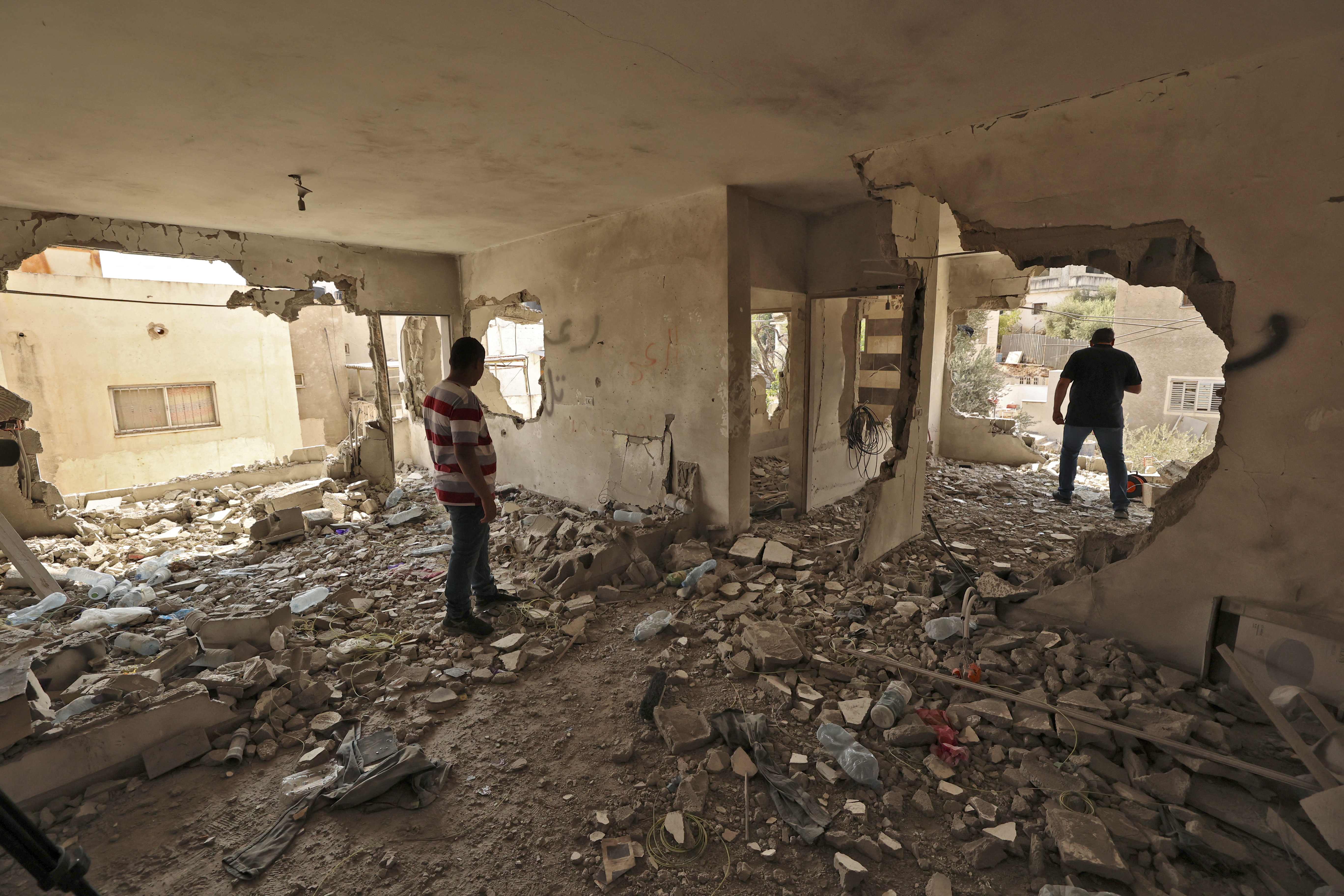 آثار تفجير الاحتلال لشقة سكنية لمنفذ عملية ديزنغوف الشهيد رعد خازم من جنين.. تصوير: "الفرنسية"
