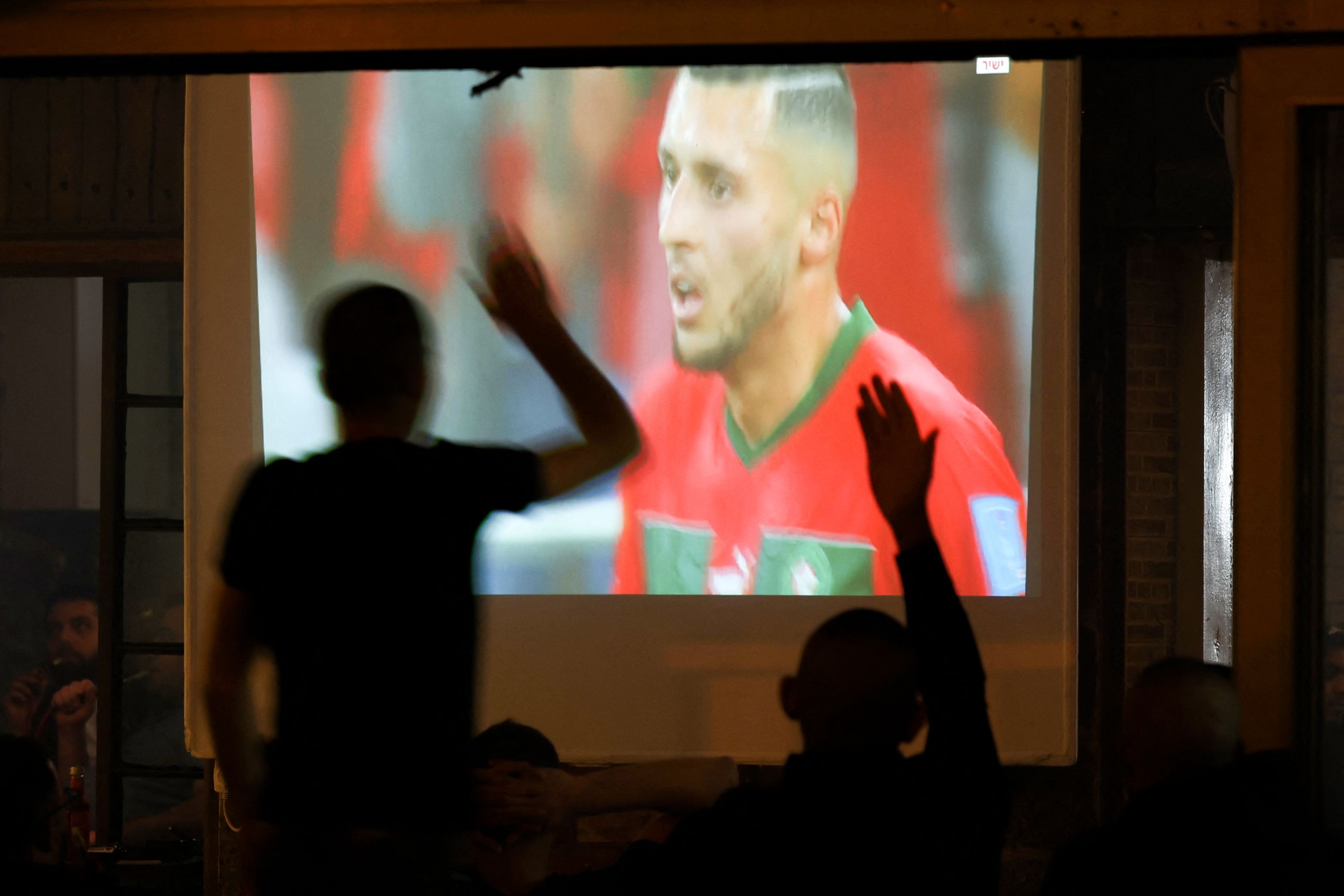 متابعة وفرحة الفلسطينيين لمباراة المنتخب المغربي .. تصوير: "الفرنسية"