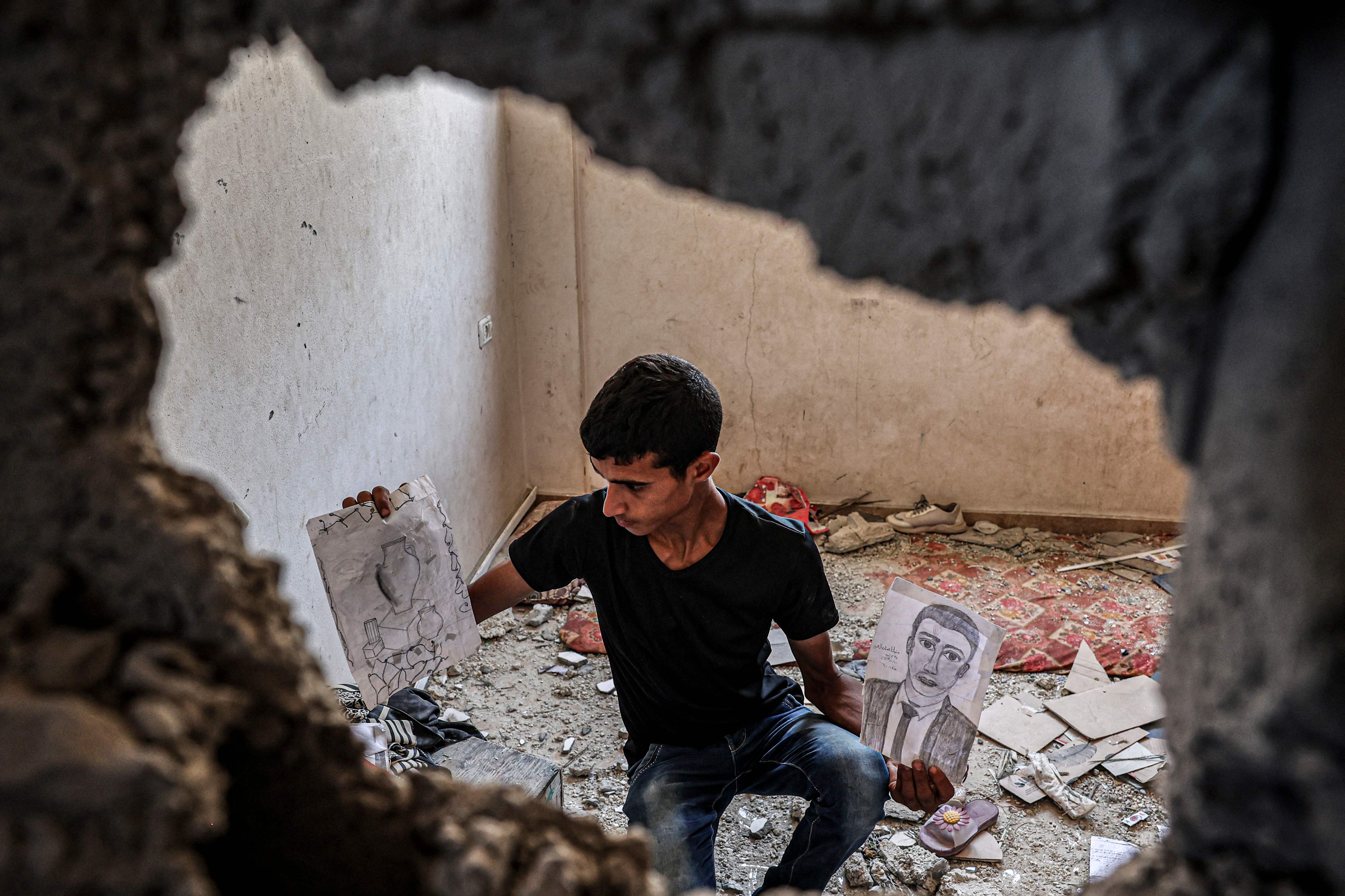 ما تبقى من رسومات  الشابة دنيانا العمور التي استشهدت في العدوان الأخير على غزة.. تصوير: "الفرنسية"