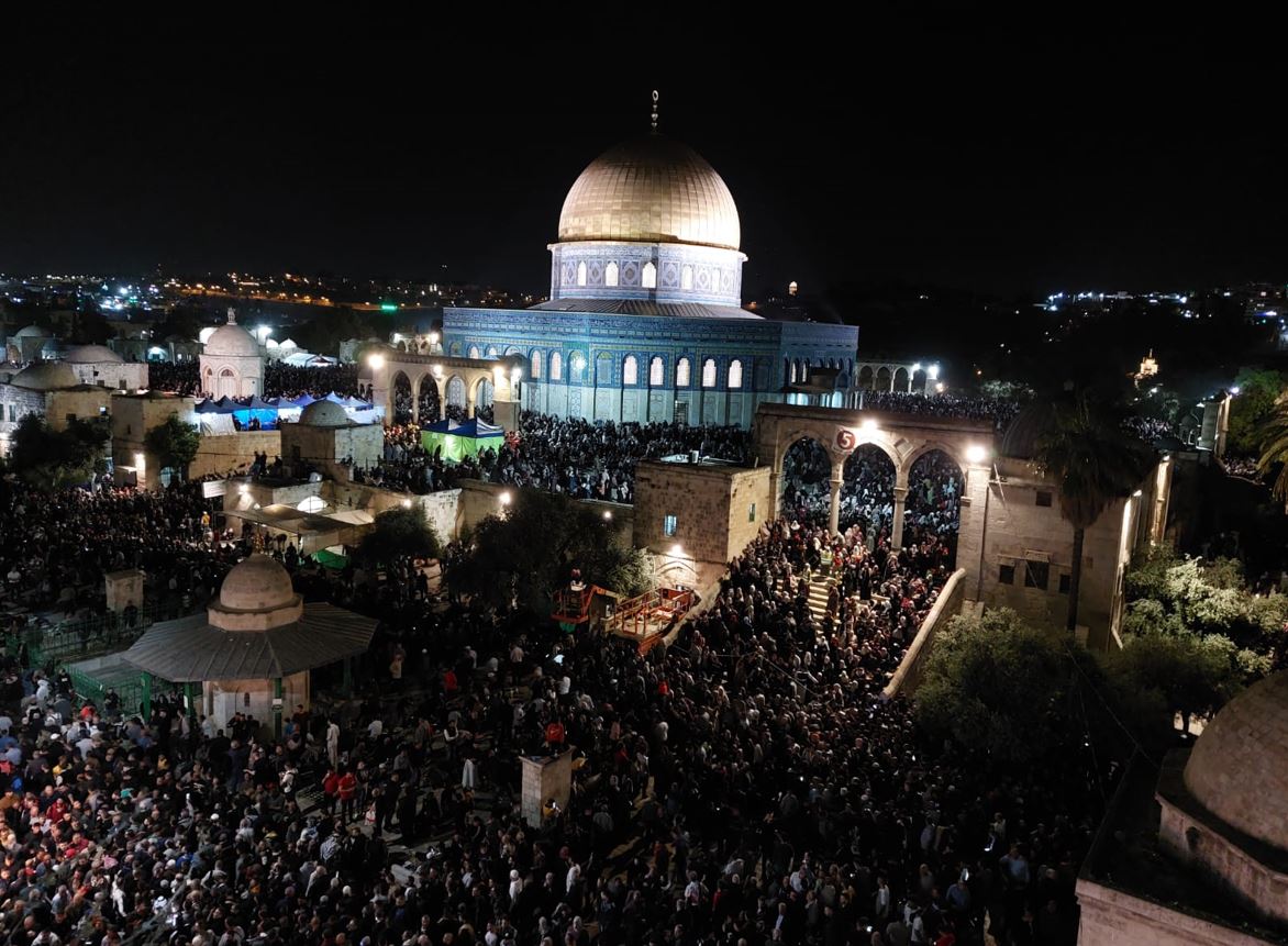 أكثر من ربع مليون فلسطيني يحيون ليلة القدس بالأقصى .. عدسة الزميل: أحمد الأطرش