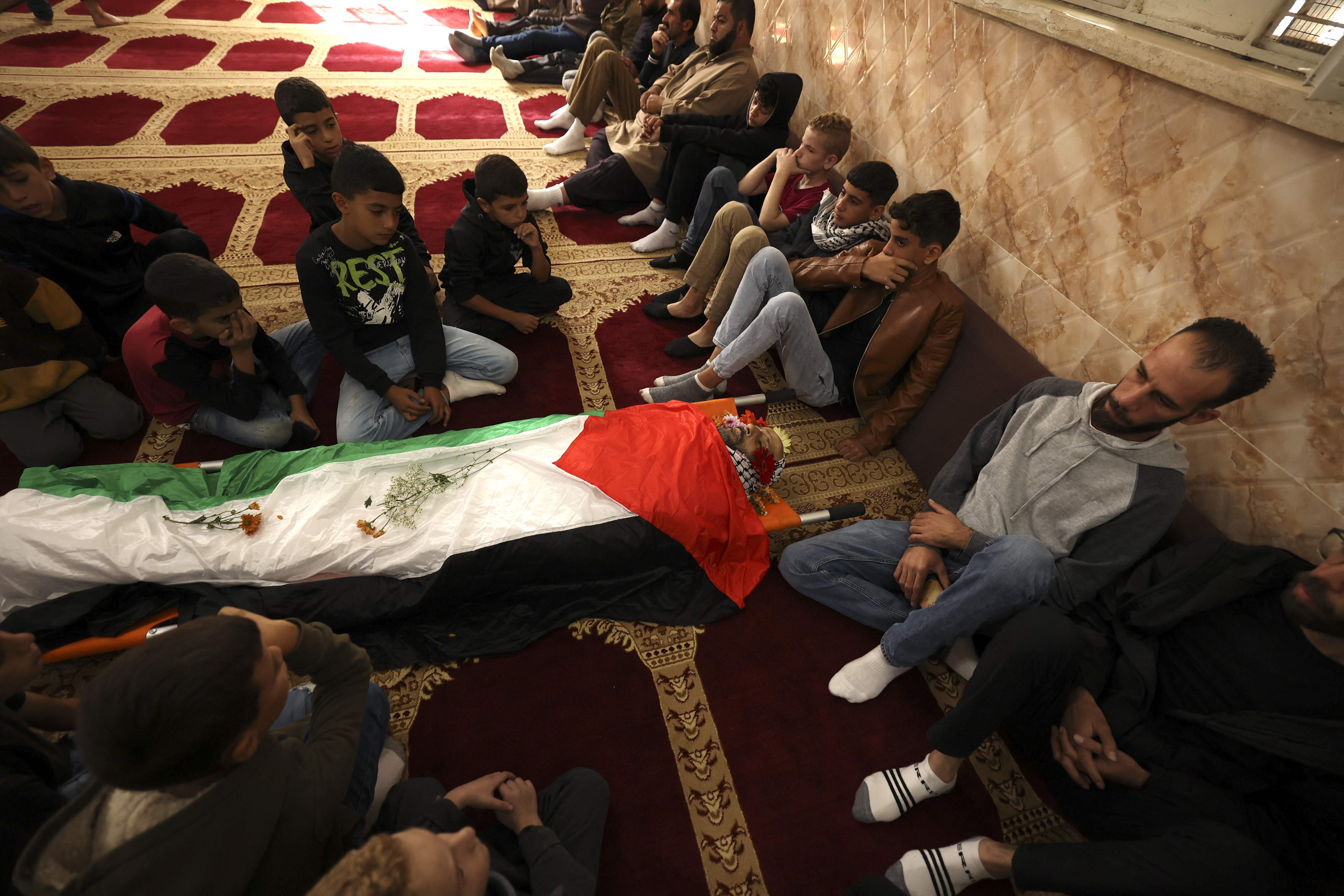 من تشييع الشهيد داوود ريان في بيت دقو شمال غرب القدس .. تصوير: "الفرنسية"