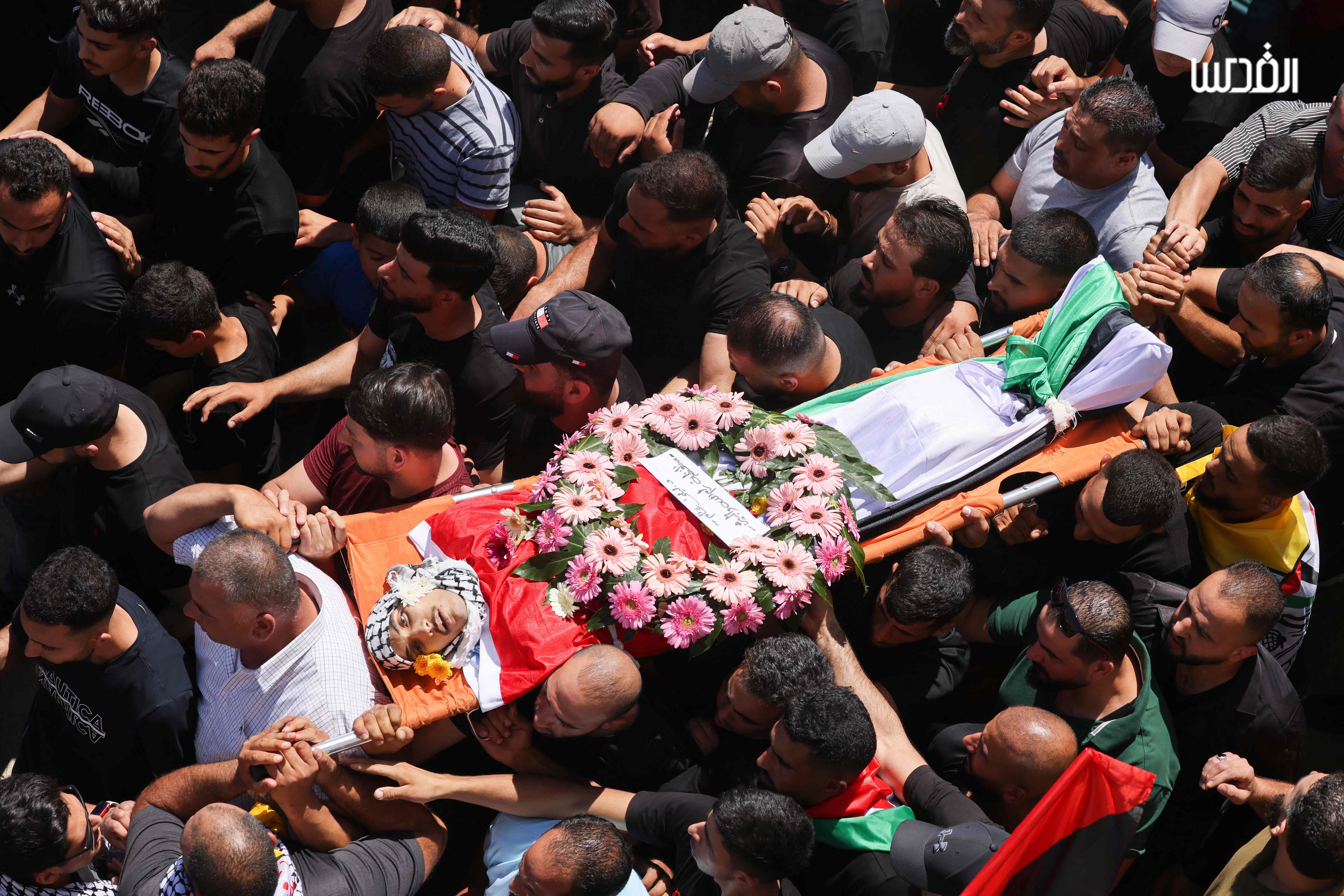 وداع مؤثر للشهيد قصي معطان في بلدة برقة شرق رام الله  .. تصوير: "الفرنسية"