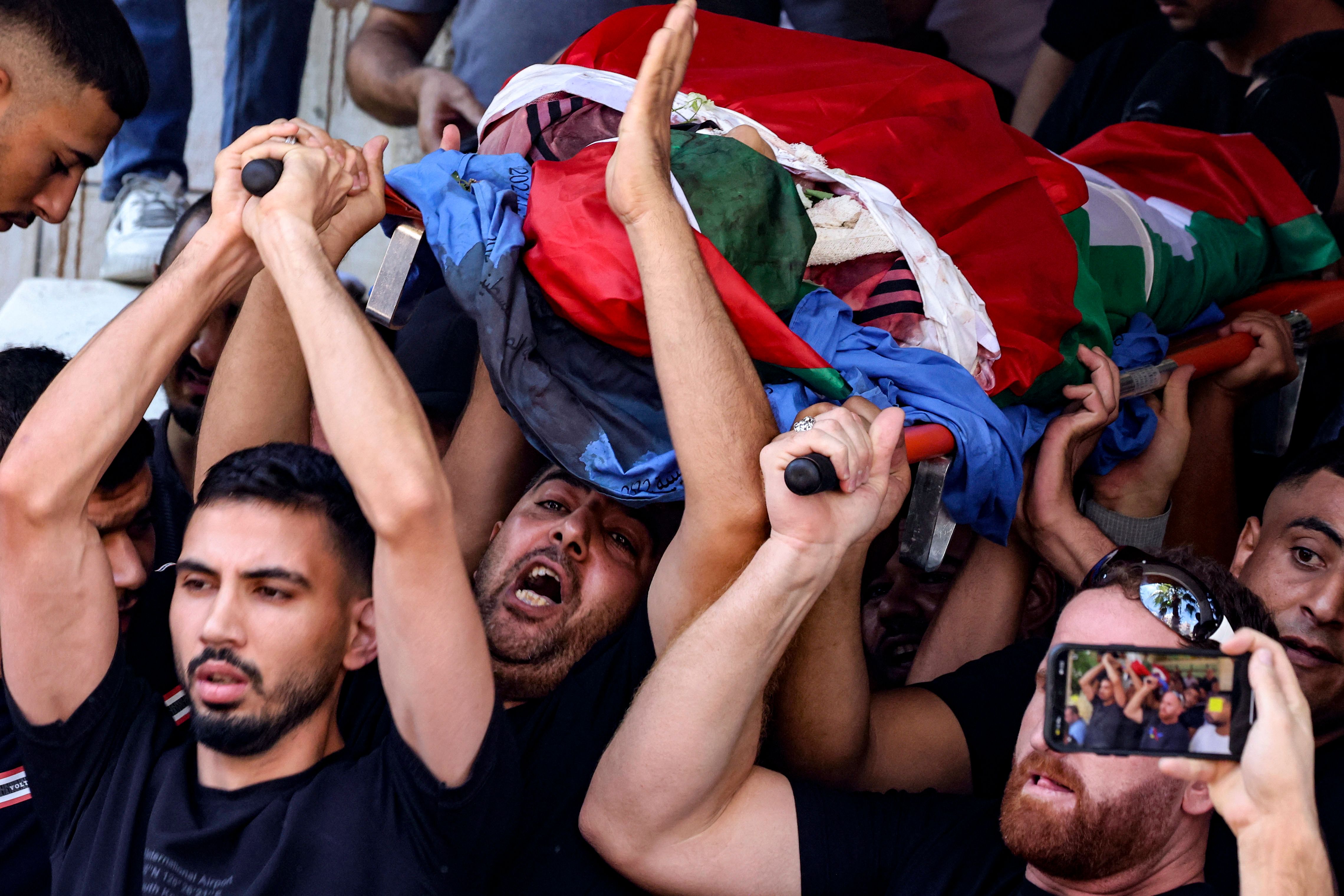 من تشييع الشهيد محمود أبو سعن في طولكرم .. تصوير: "الفرنسية"