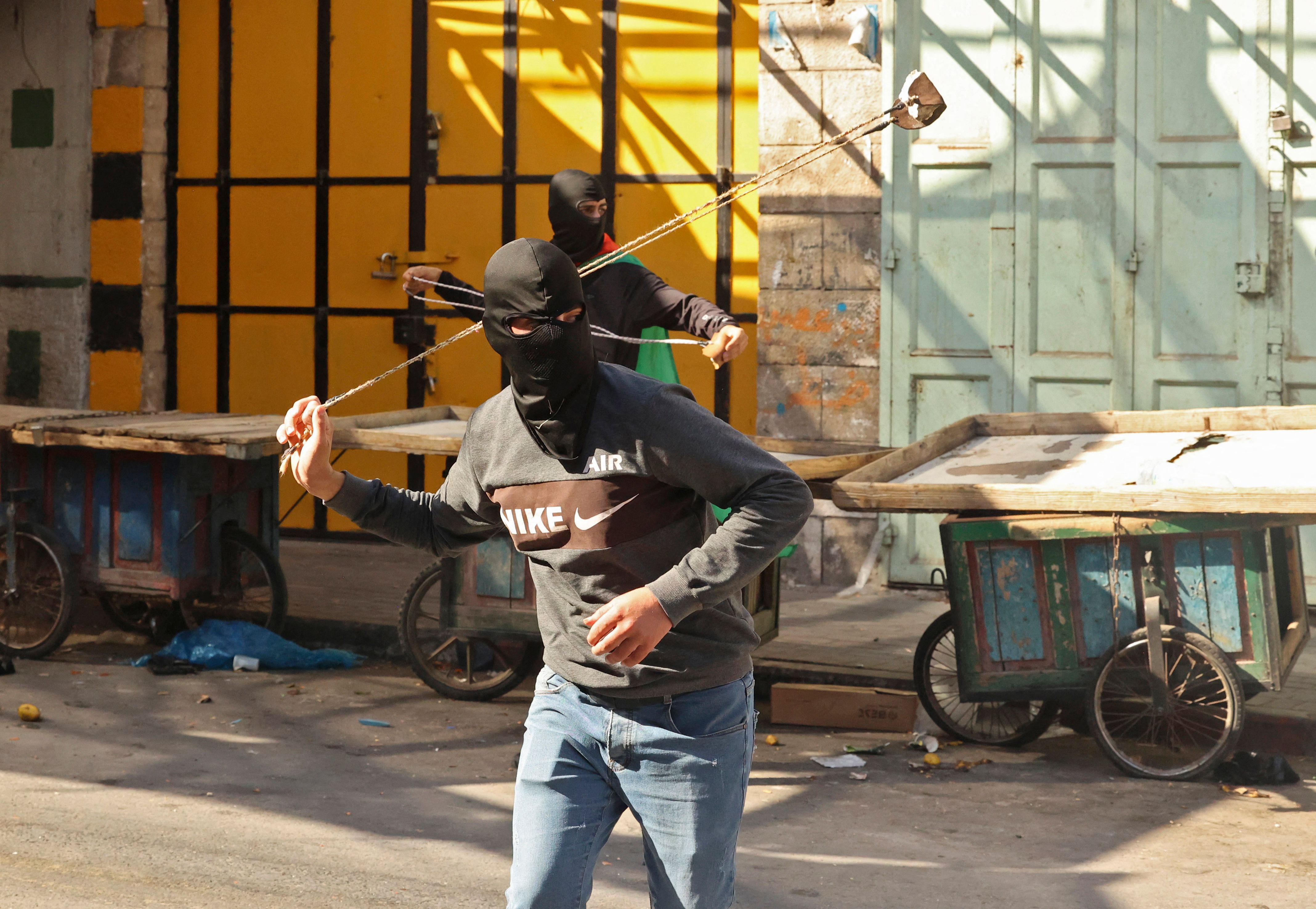 من المواجهات مع الاحتلال في الخليل .. تصوير: "الفرنسية"