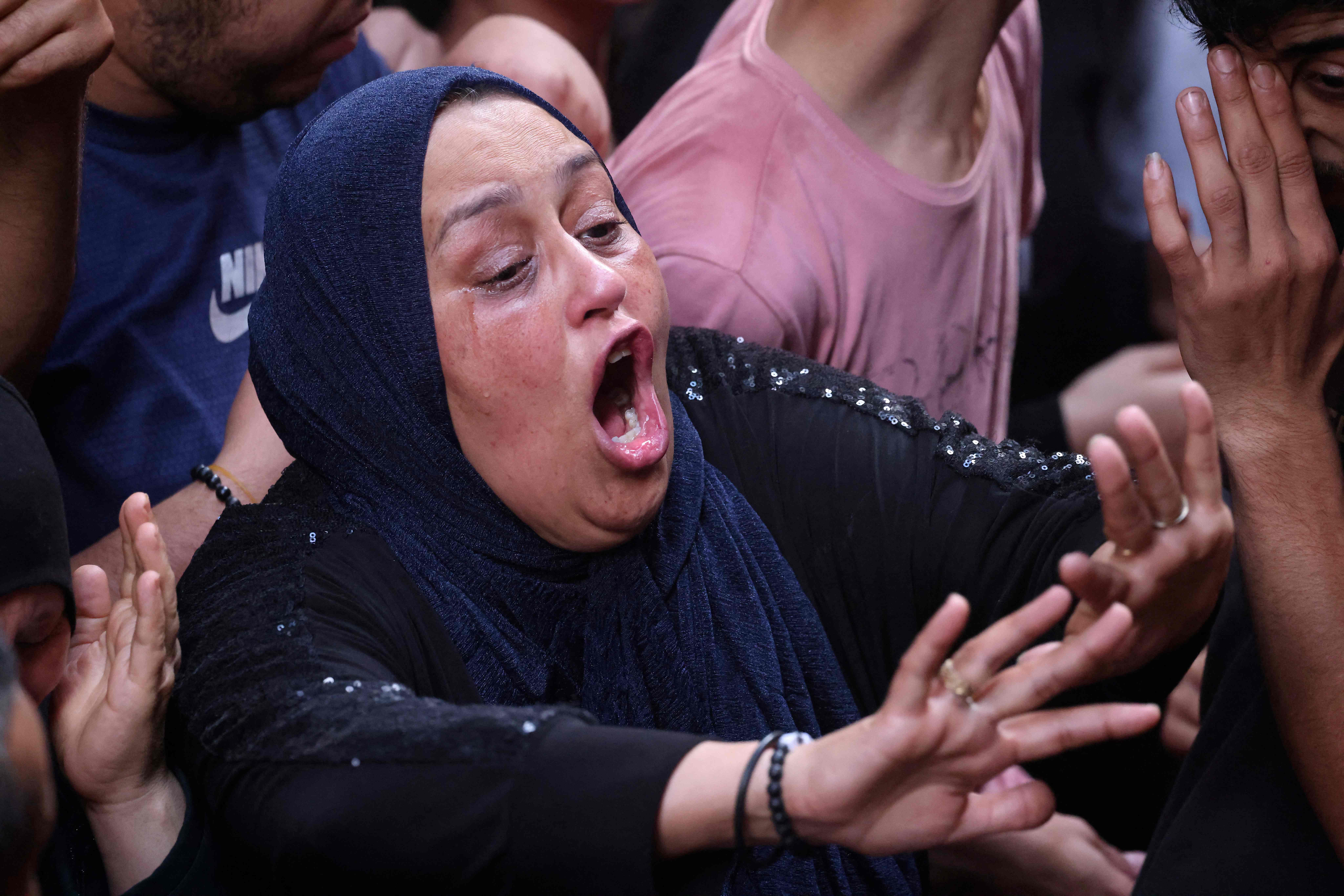 وداع مفجع للشهيد فارس حشاش في مخيم بلاطة .. تصوير: "الفرنسية"