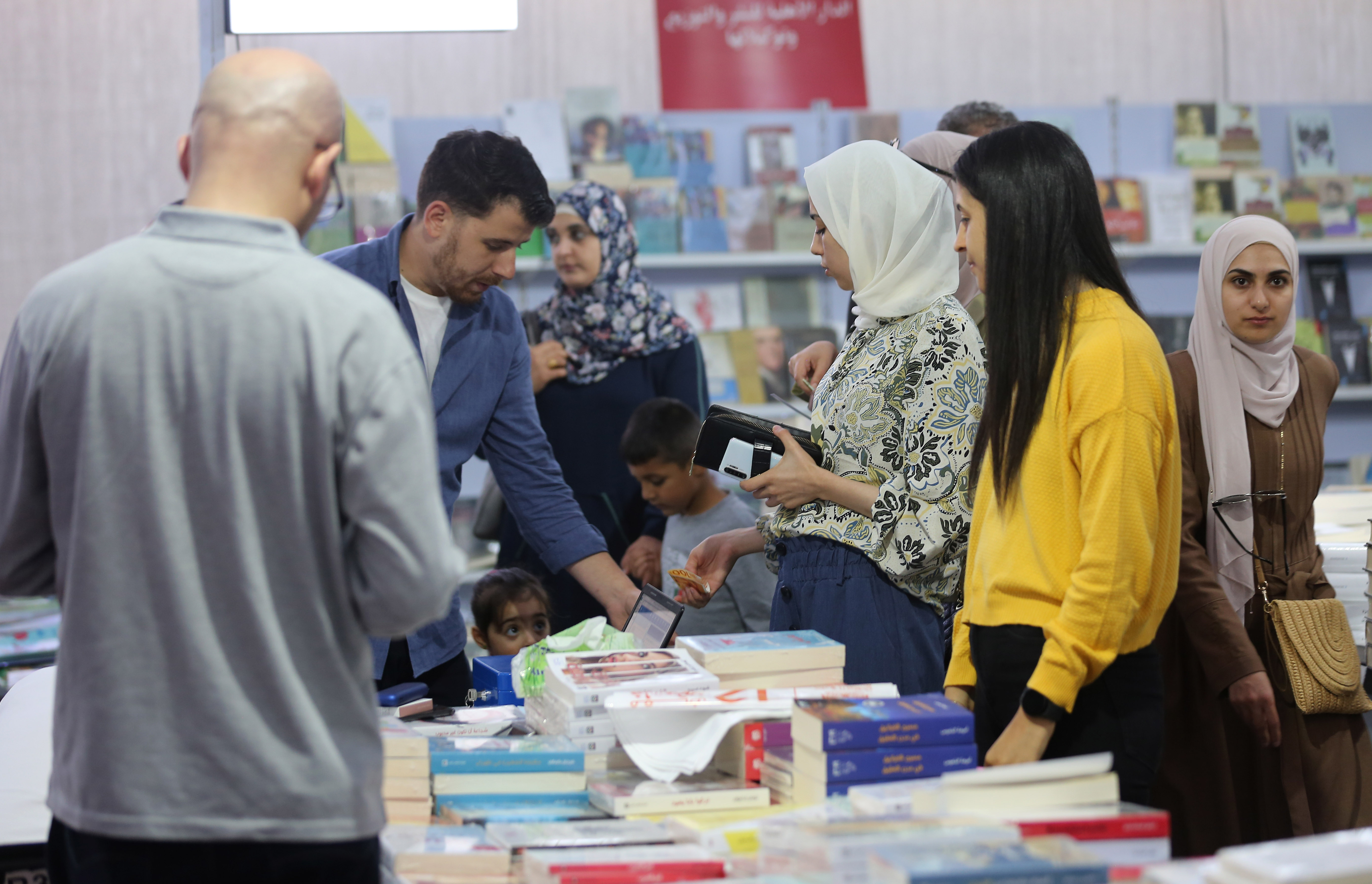 من معرض فلسطين الدولي للكتاب في رام الله .. تصوير: "شينخوا"