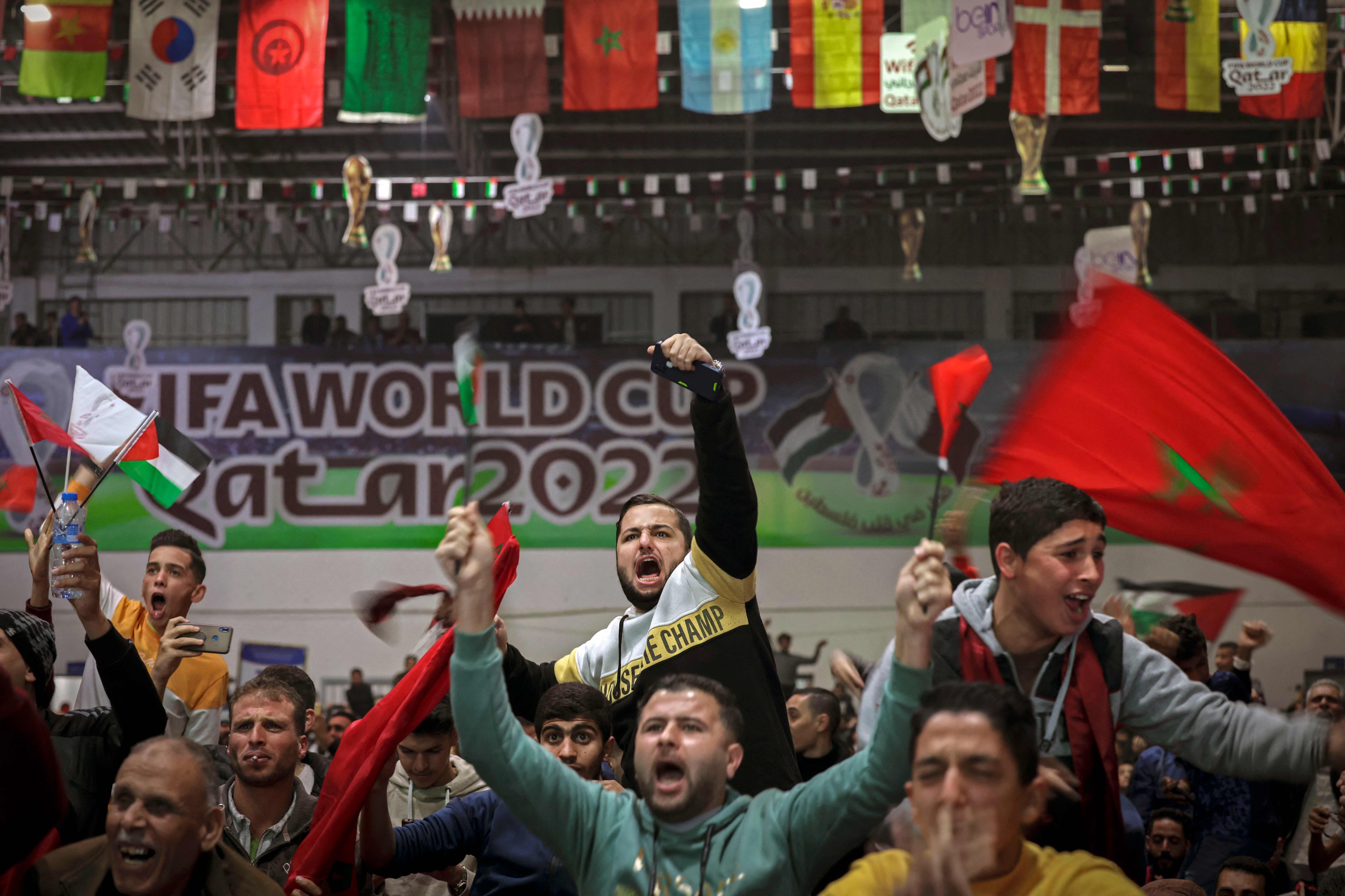 فرحة الفلسطينيين بفوز المنتخب المغربي .. تصوير: "الفرنسية"