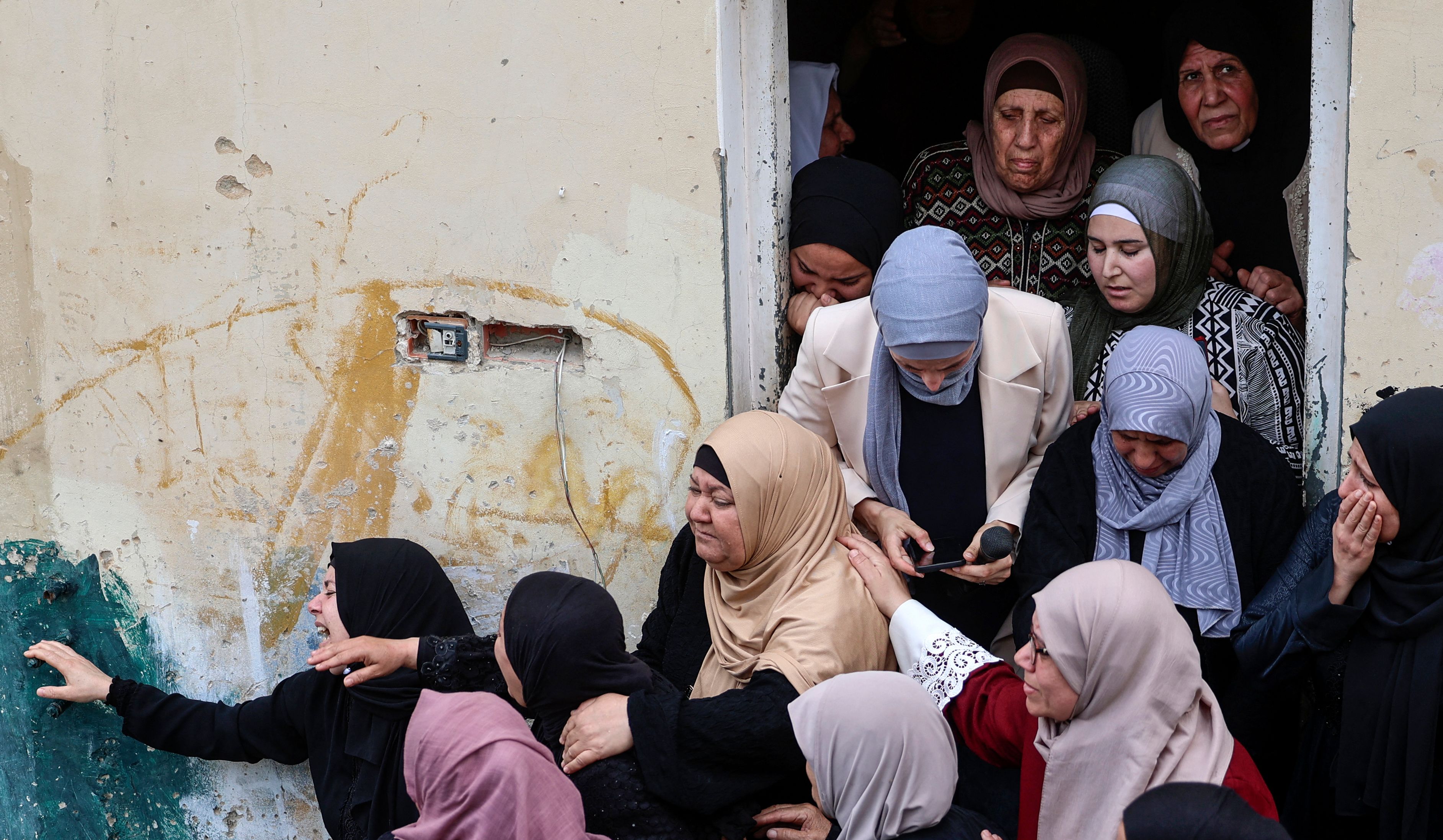 من تشييع جثمان الشهيد أمجد فايد في جنين .. تصوير: "الفرنسية"