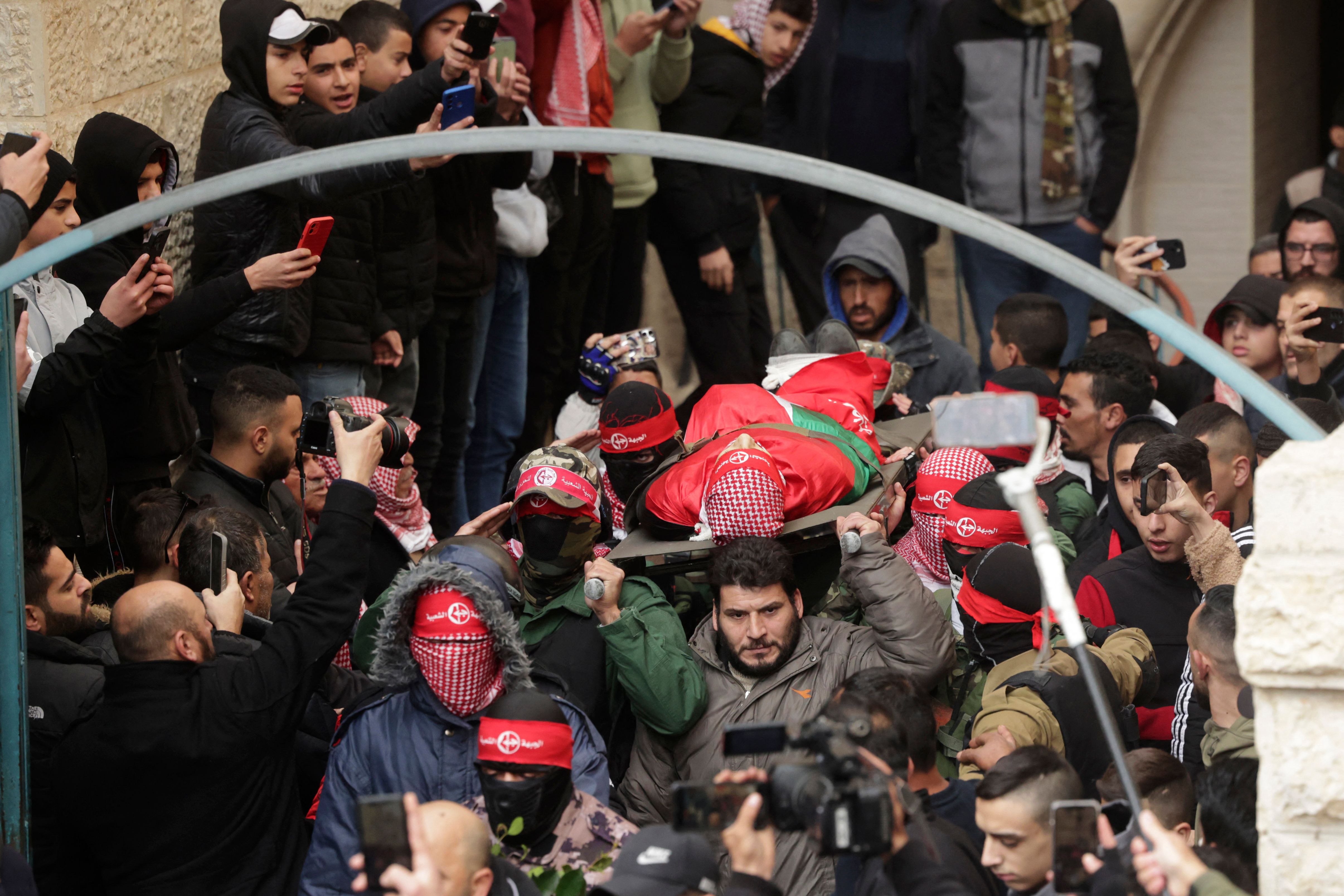 تشييع مؤثر للشهيد الطفل آدم عياد في بيت لحم .. تصوير: "الفرنسية"