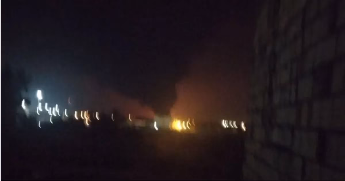 هجوم أمريكي إسرائيلي يستهدف زوارق ومنصات صواريخ إيرانية في مضيق هرمز