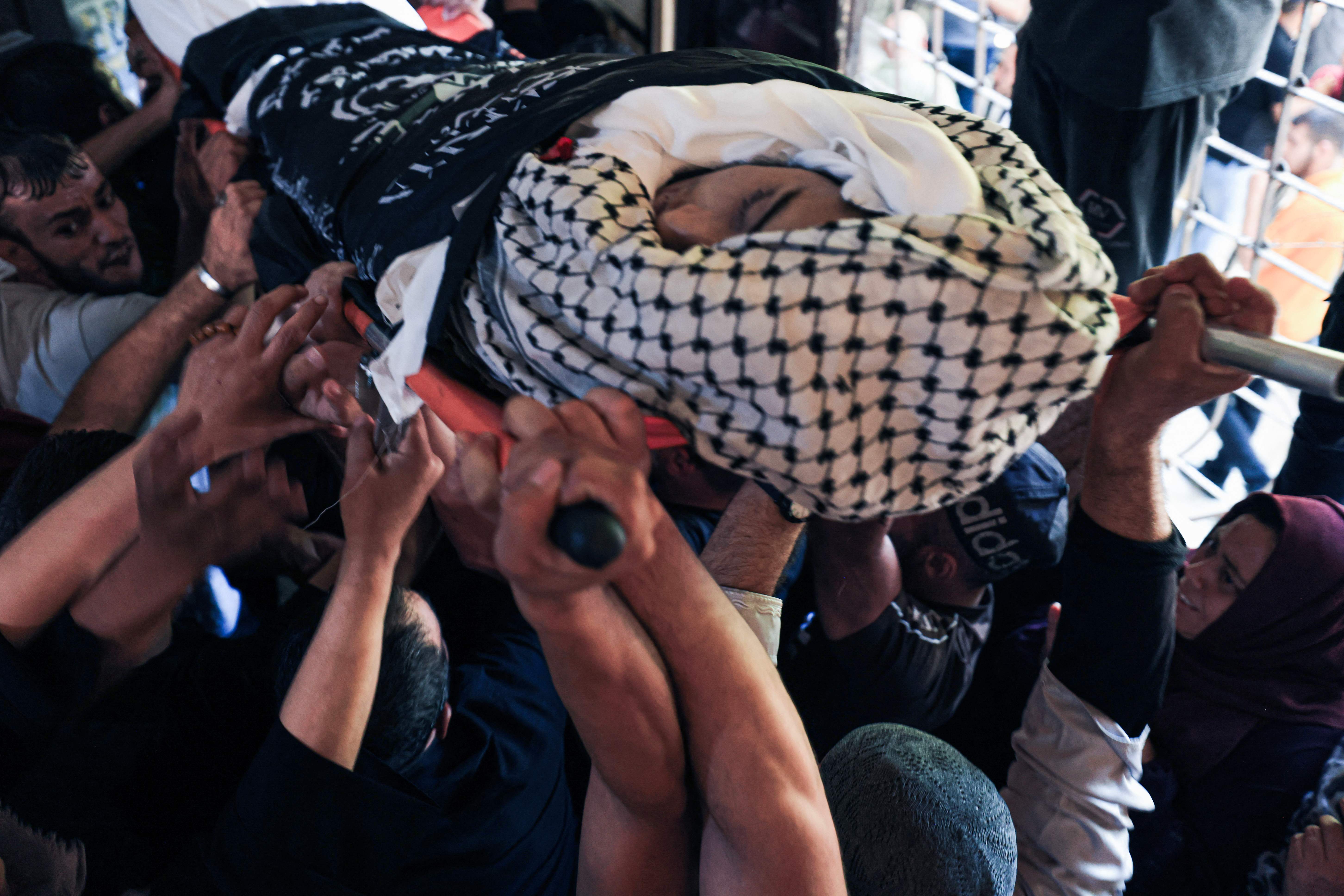 من تشييع الشهيد مجدي غباين بغزة .. تصوير: "الفرنسية"