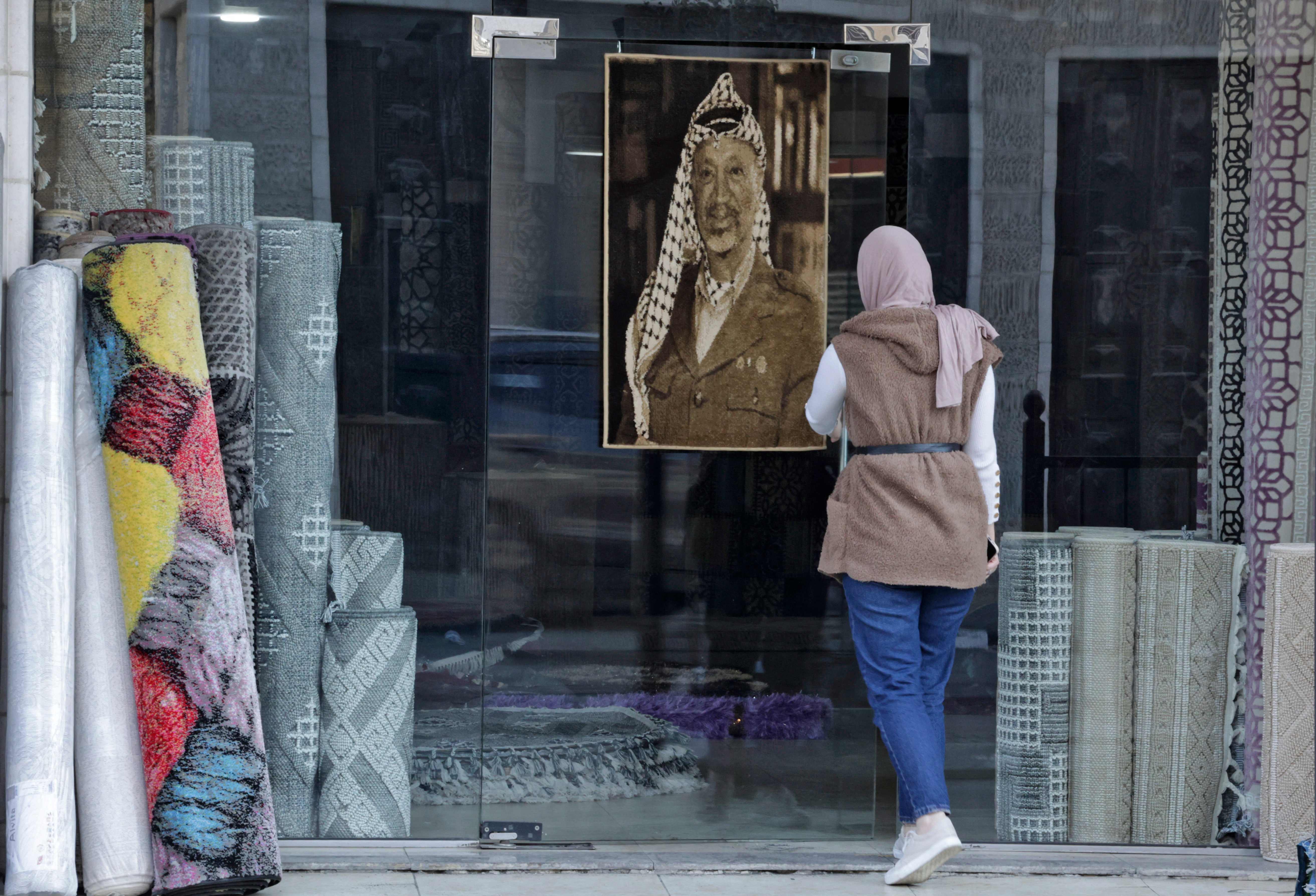 فلسطينيون يستذكرون رئيسهم الراحل ياسر عرفات بعد 18 عامًا على استشهاده.. تصوير: "الفرنسية"