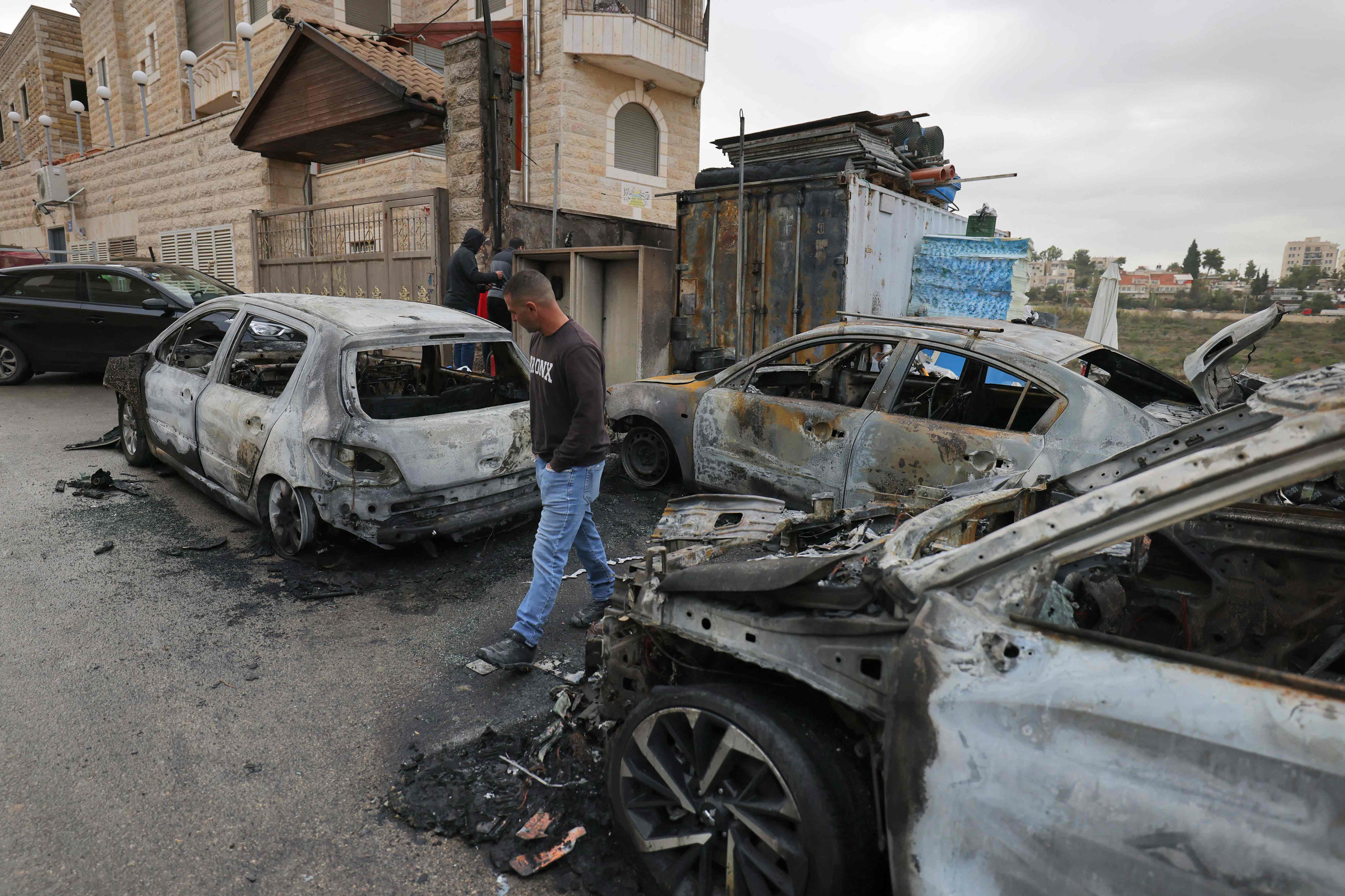 مستوطنون يحرقون 8 مركبات في القدس المحتلة .. تصوير: "الفرنسية"