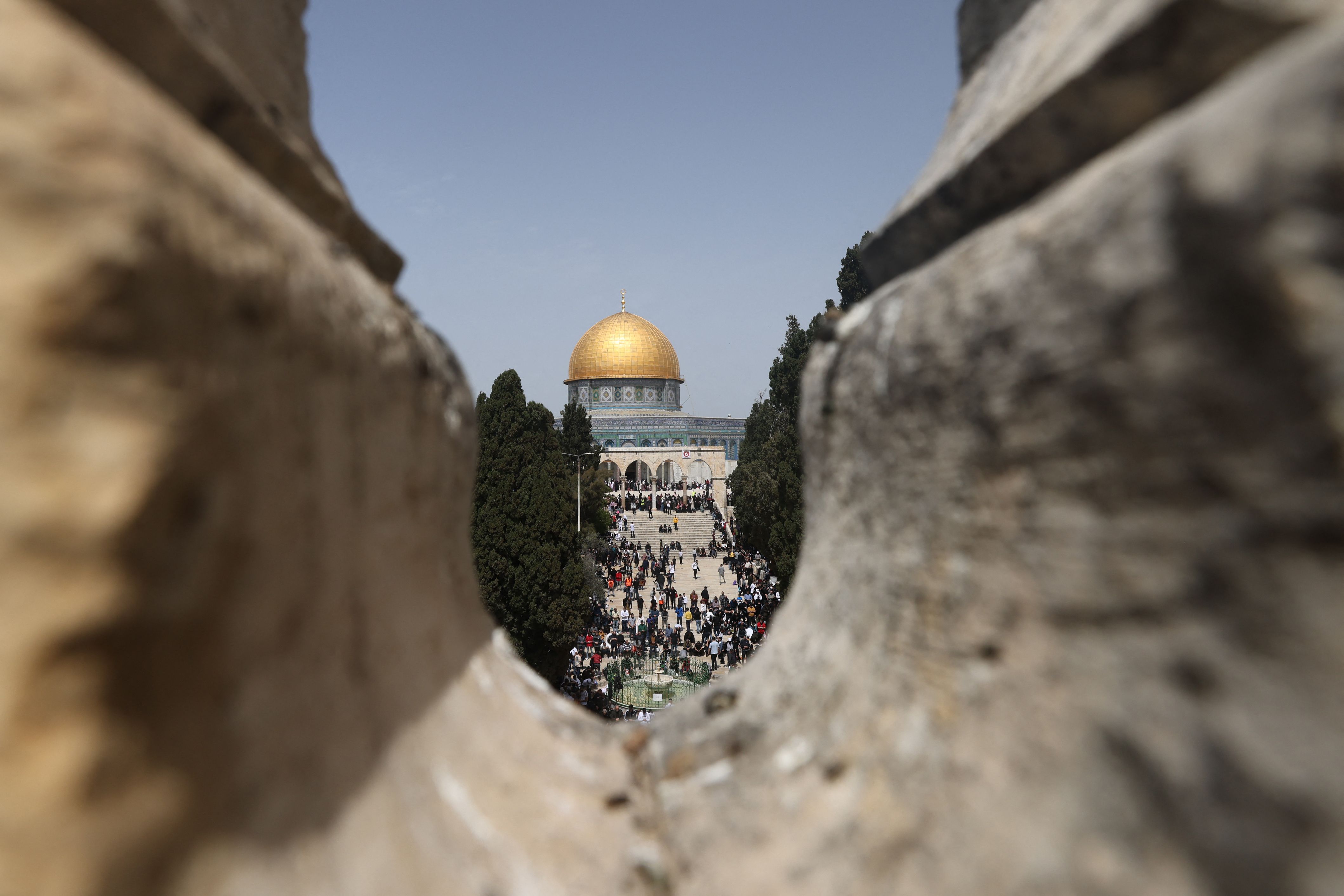 100 ألف فلسطيني أدوا صلاة الجمعة الأولى من شهر رمضان في المسجد الأقصى .. تصوير: "الفرنسية"