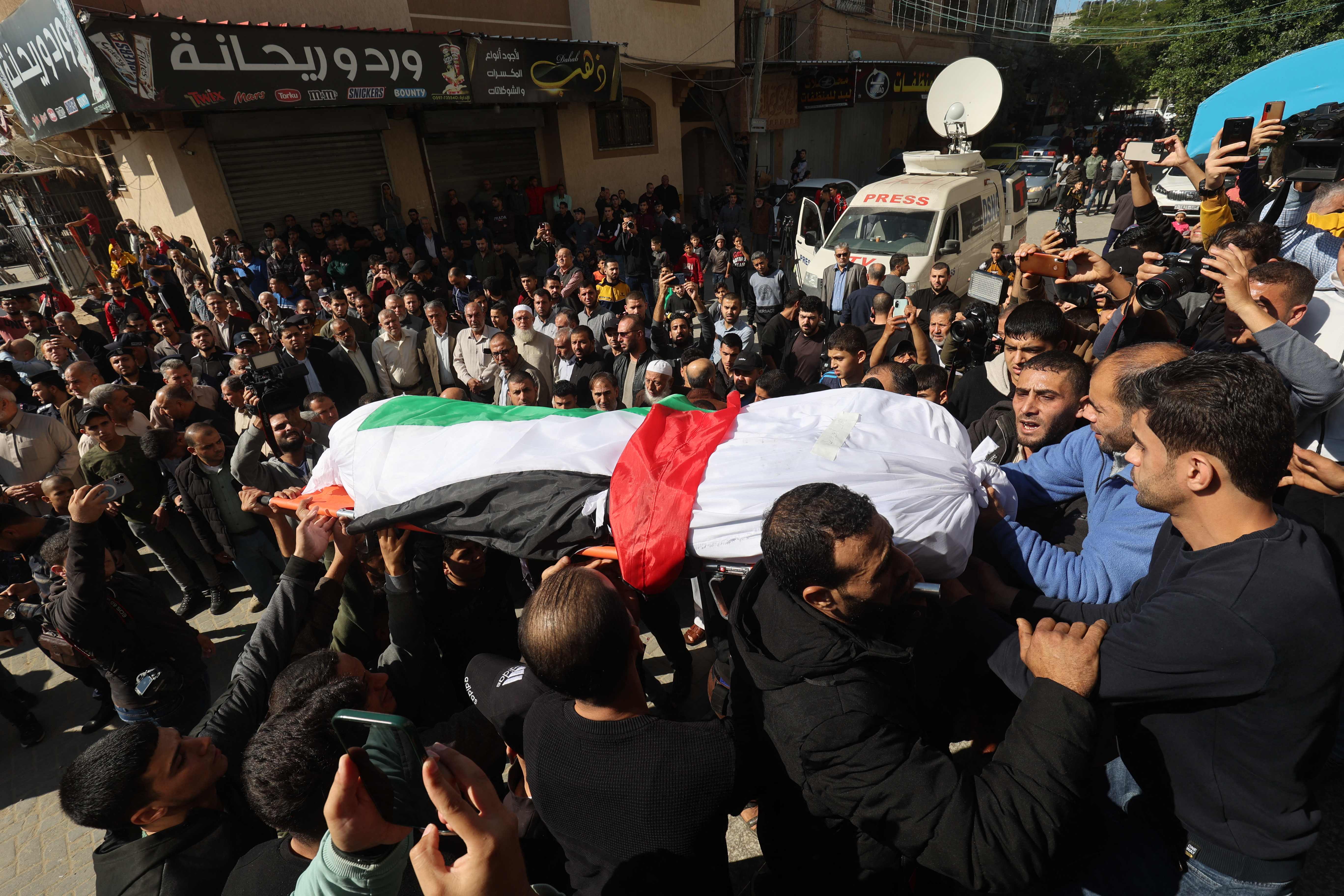 غزة تشيع ضحايا الحريق المفجع في جباليا .. تصوير: "الفرنسية"