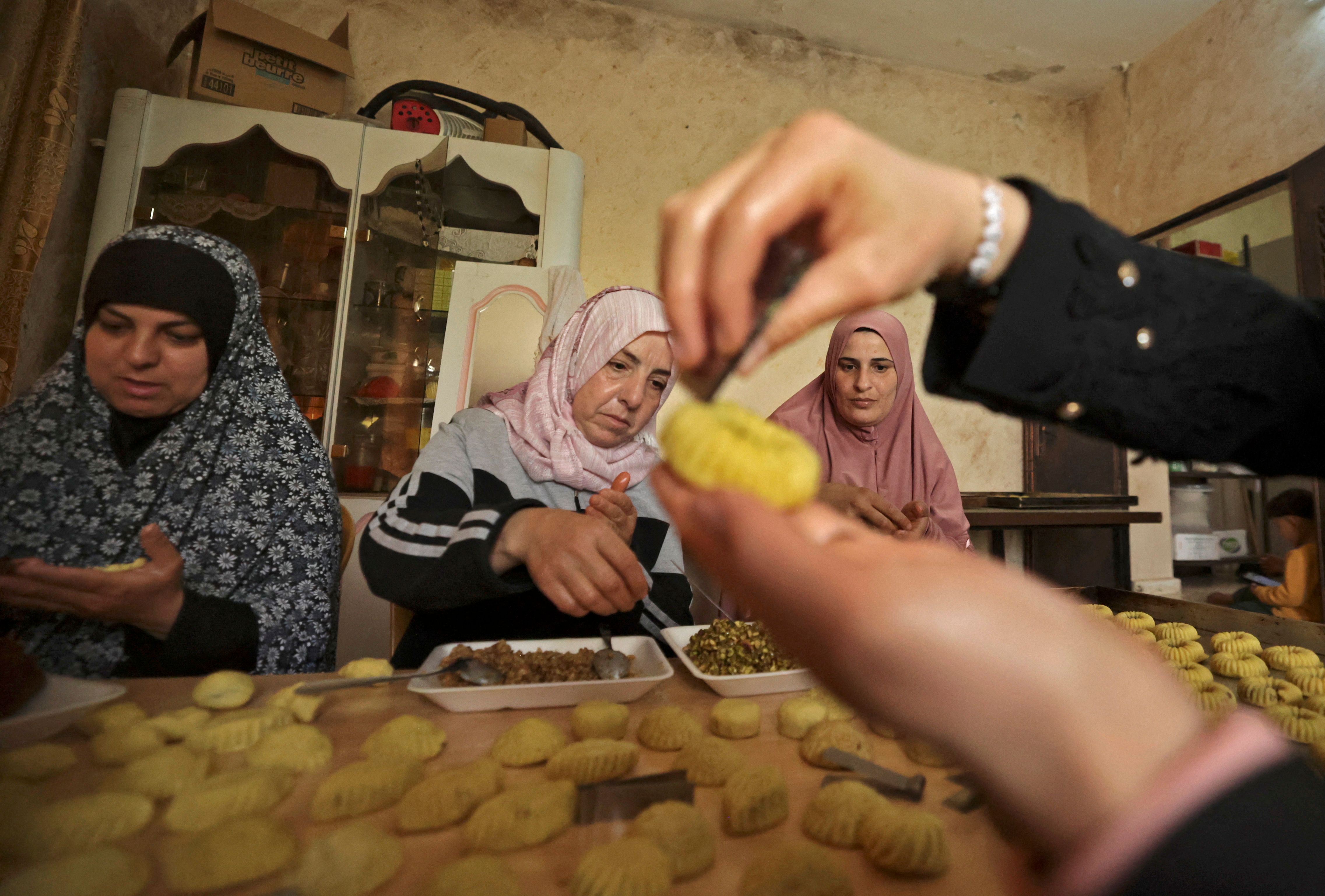 عائلة غزية تتجمع لإعداد الكعك والحلويات .. تصوير: "الفرنسية"
