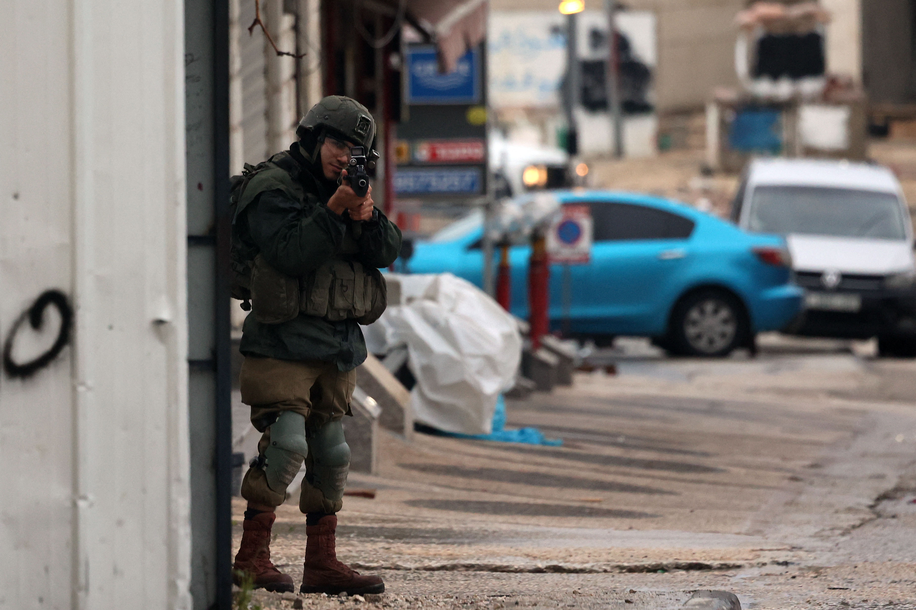 انتشار قوات الاحتلال في حوارة جنوب نابلس بعد عملية إطلاق نار .. تصوير: "الفرنسية"