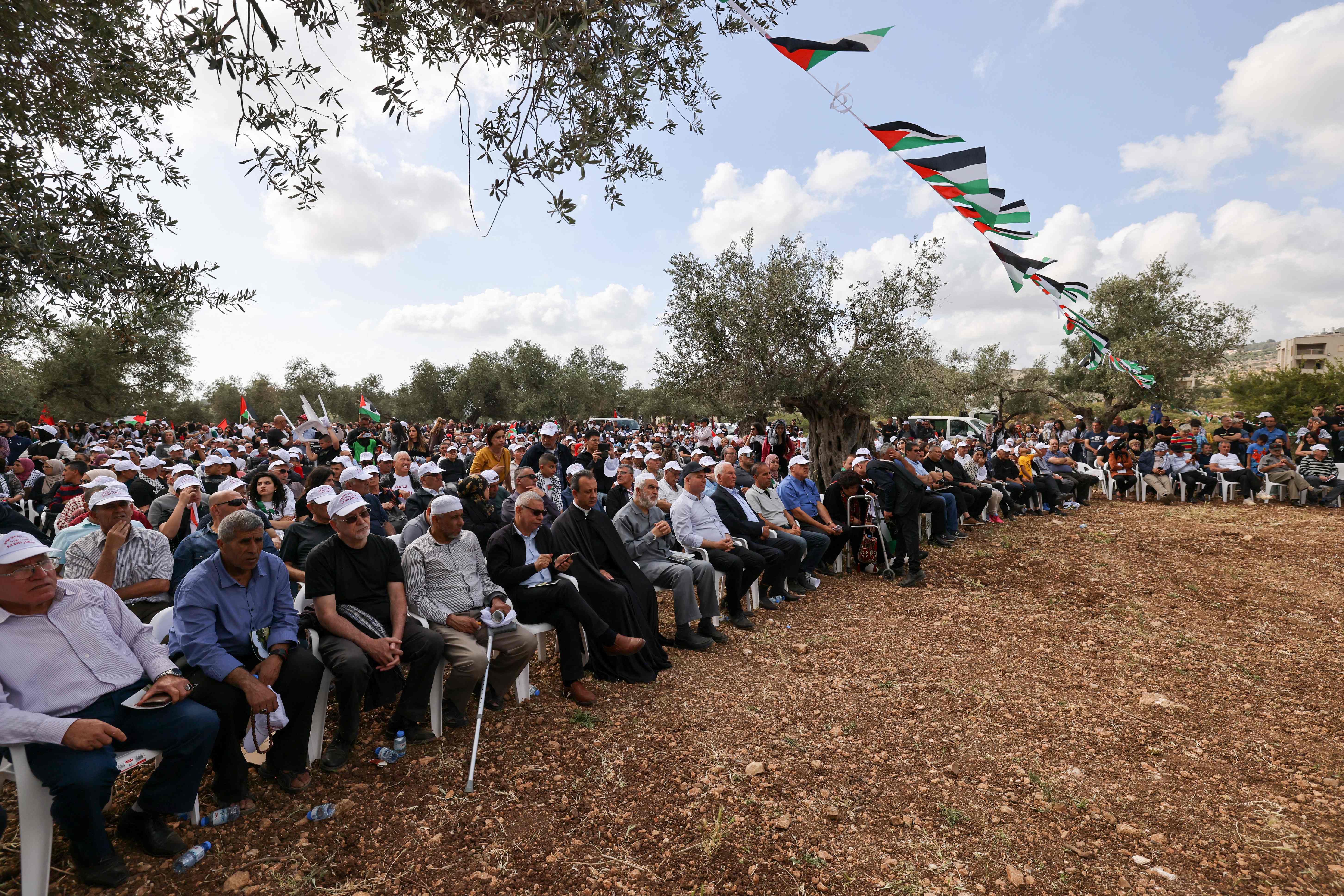 فلسطينيو الداخل ينظمون مسيرة العودة الـ 25 في قرية ميعار المهجرة .. تصوير: "الفرنسية"