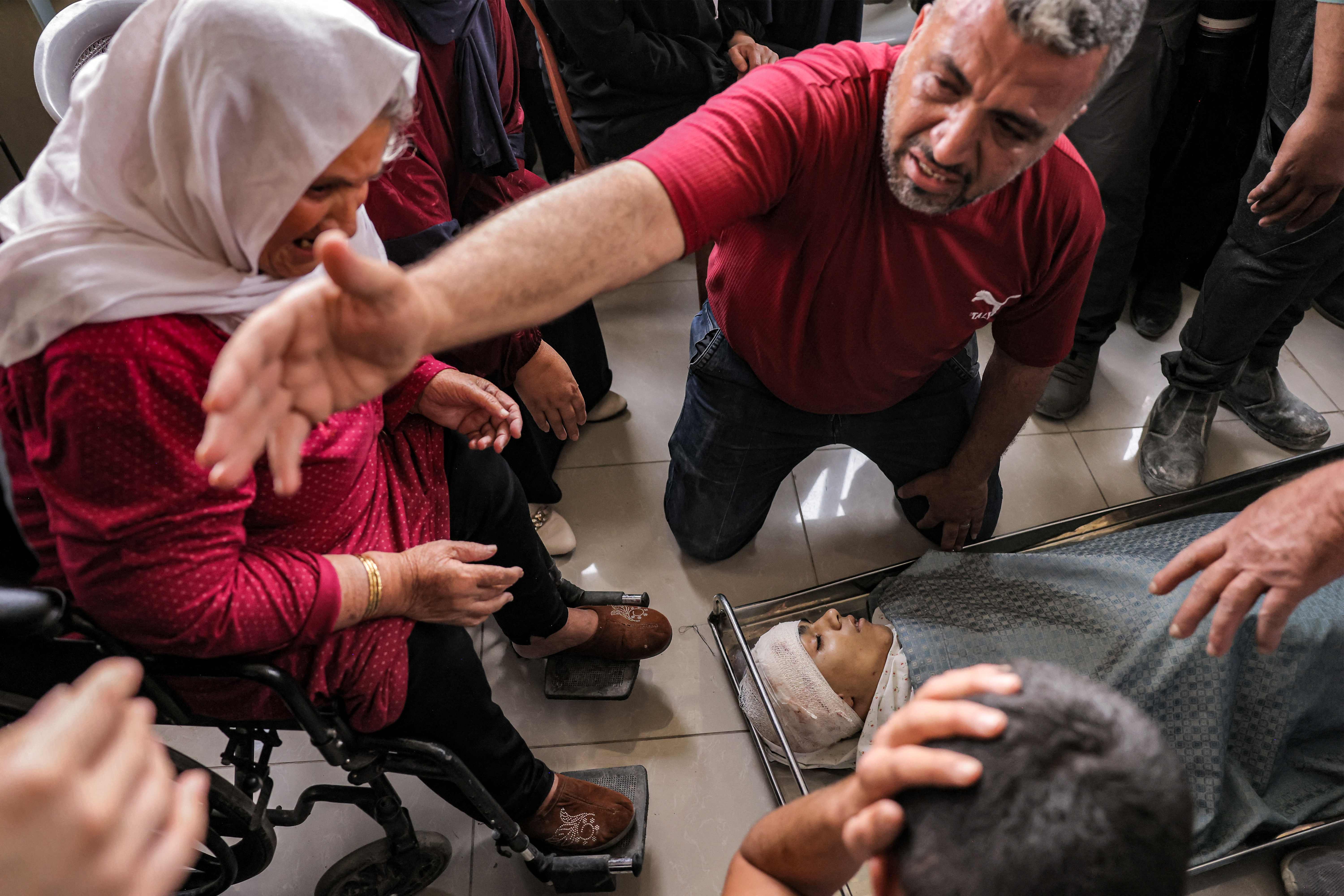لحظات مؤثرة من تشييع الشهيد الطفل محمد بلهان في مخيم عقبة جبر بأريحا .. تصوير: "الفرنسية"