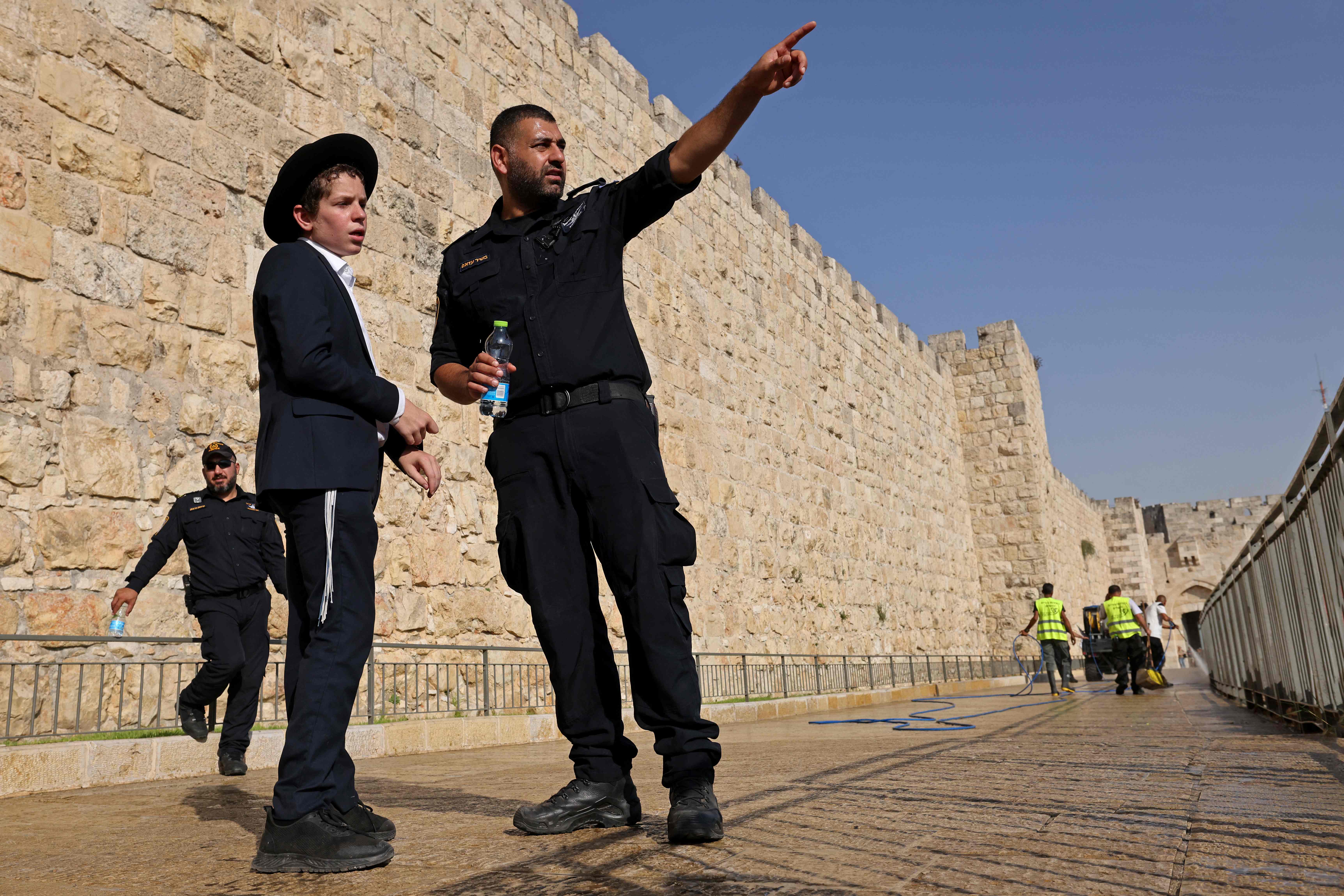 من مكان عملية طعن مستوطنين بالقدس المحتلة .. تصوير: "الفرنسية"