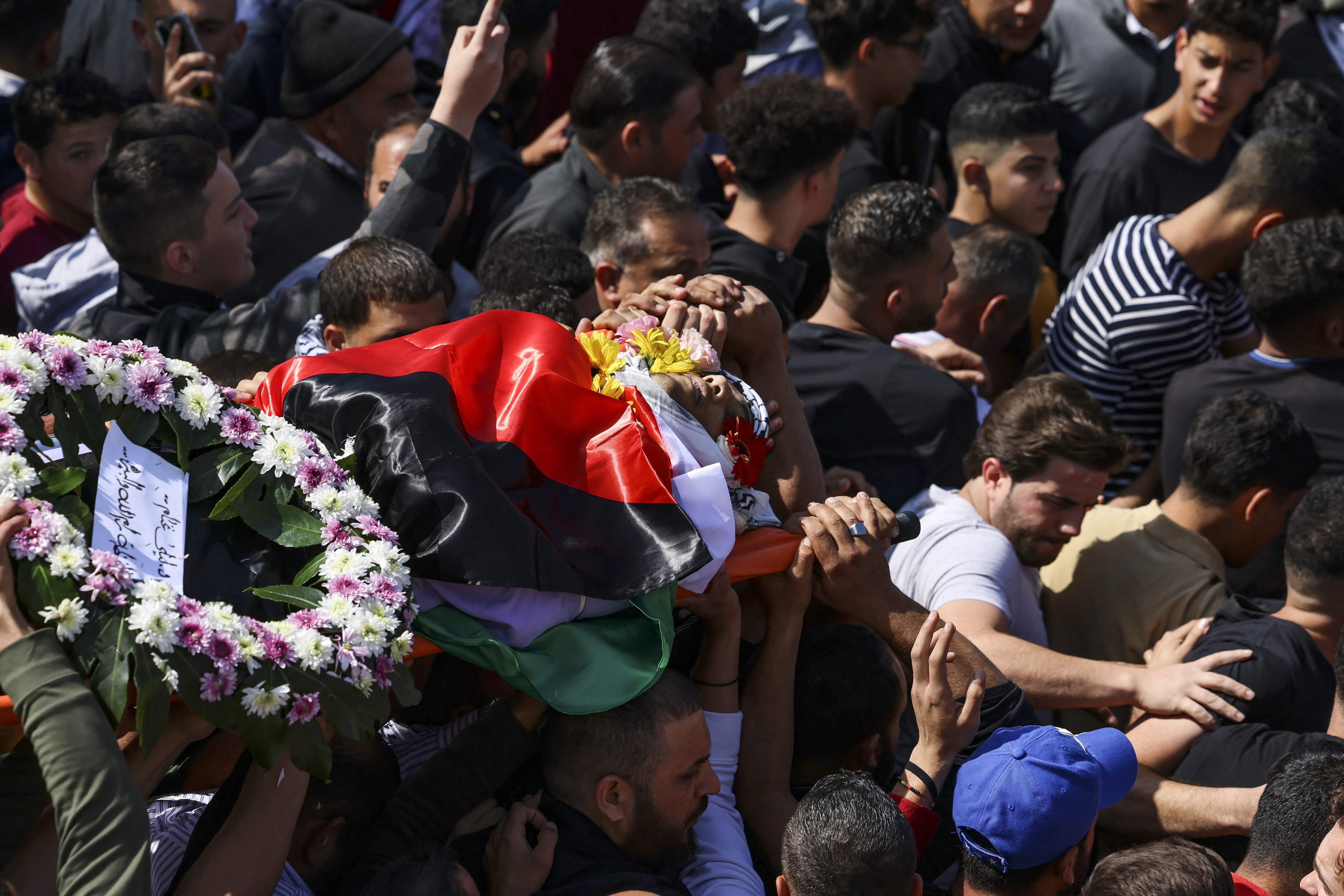 من تشييع الشهيد مصعب نفل في رام الله .. تصوير: "الفرنسية"