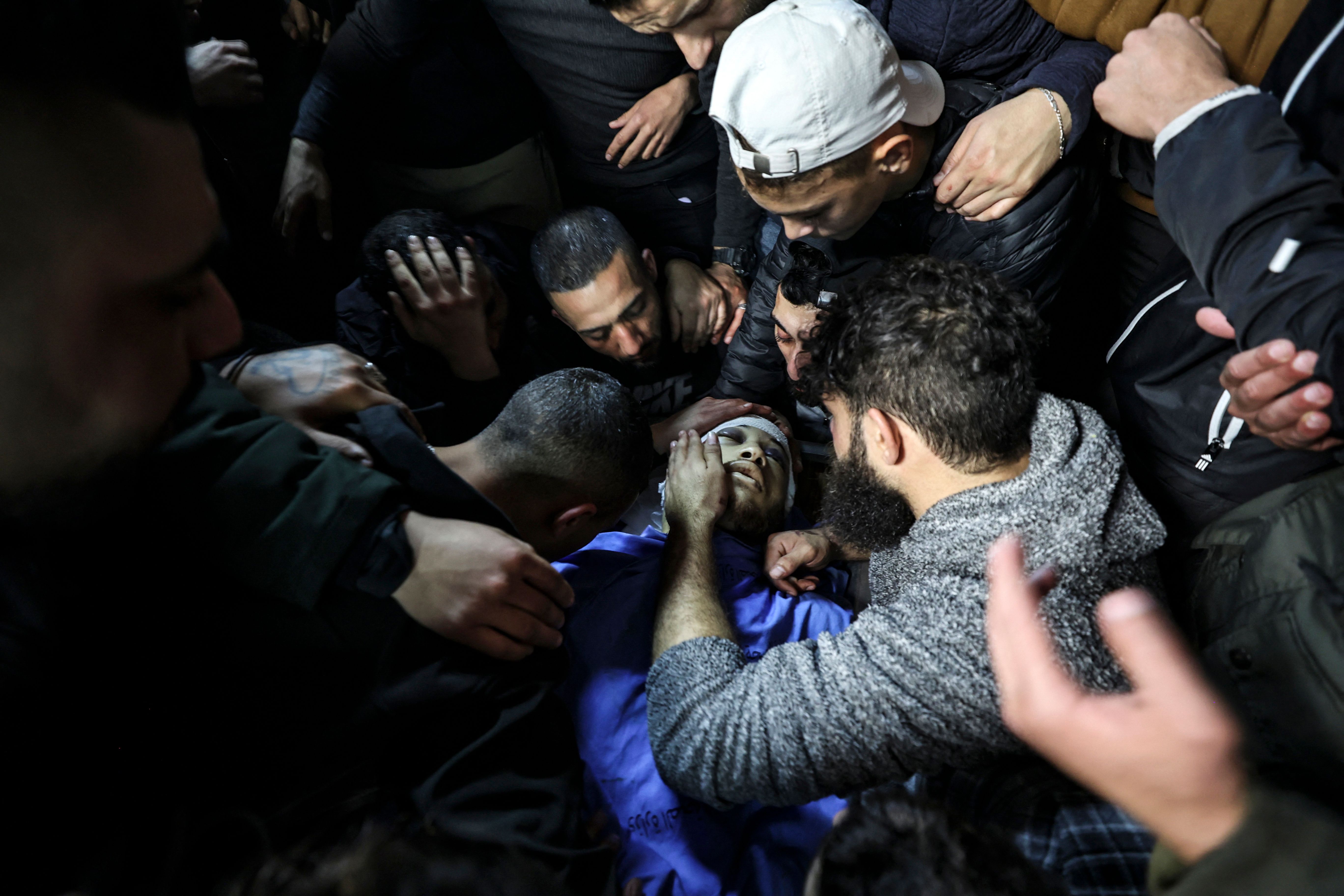 من وداع الشهيد أحمد أبو جنيد في نابلس .. تصوير: "الفرنسية"