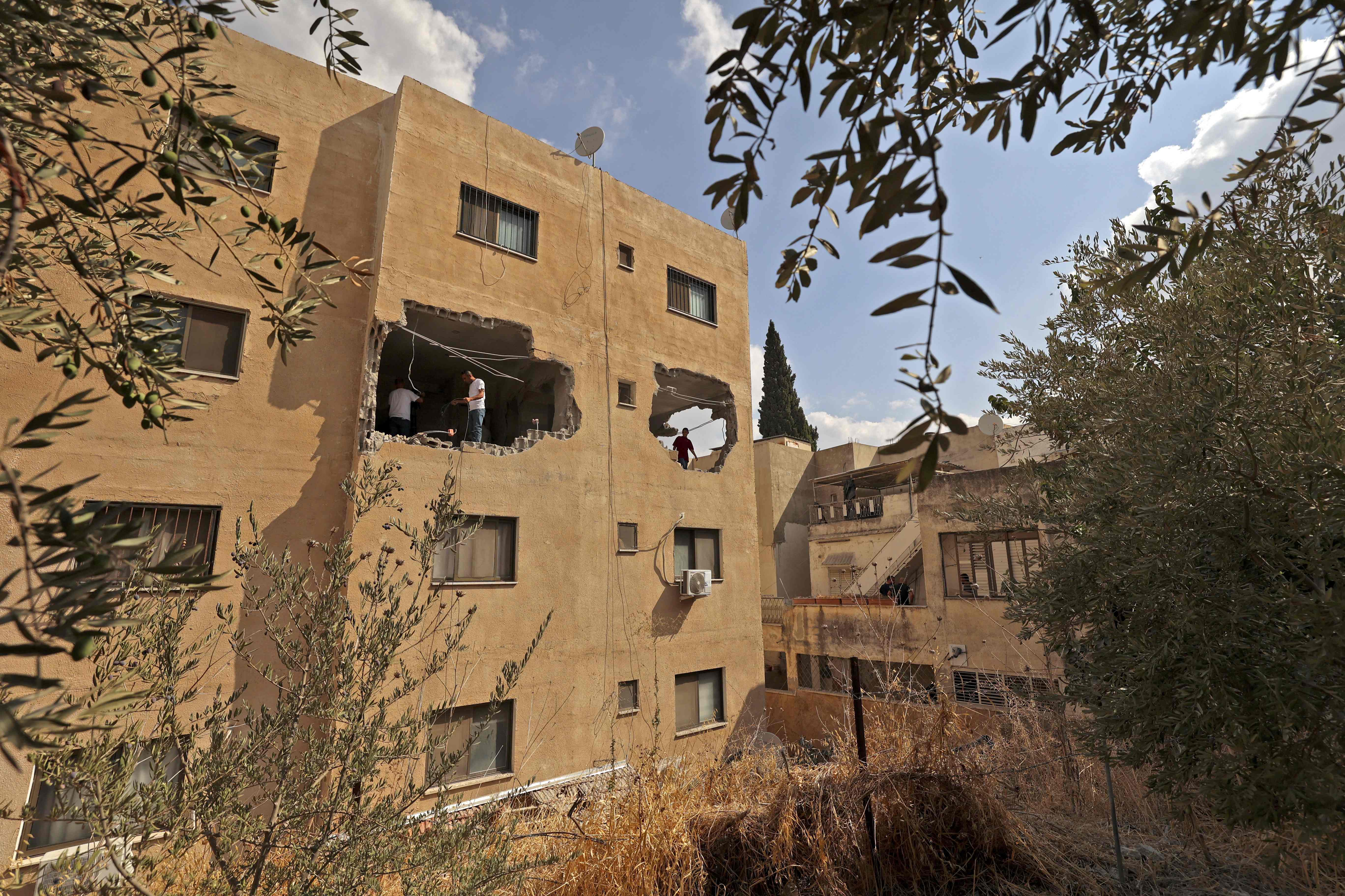 آثار تفجير الاحتلال لشقة سكنية لمنفذ عملية ديزنغوف الشهيد رعد خازم من جنين.. تصوير: "الفرنسية"