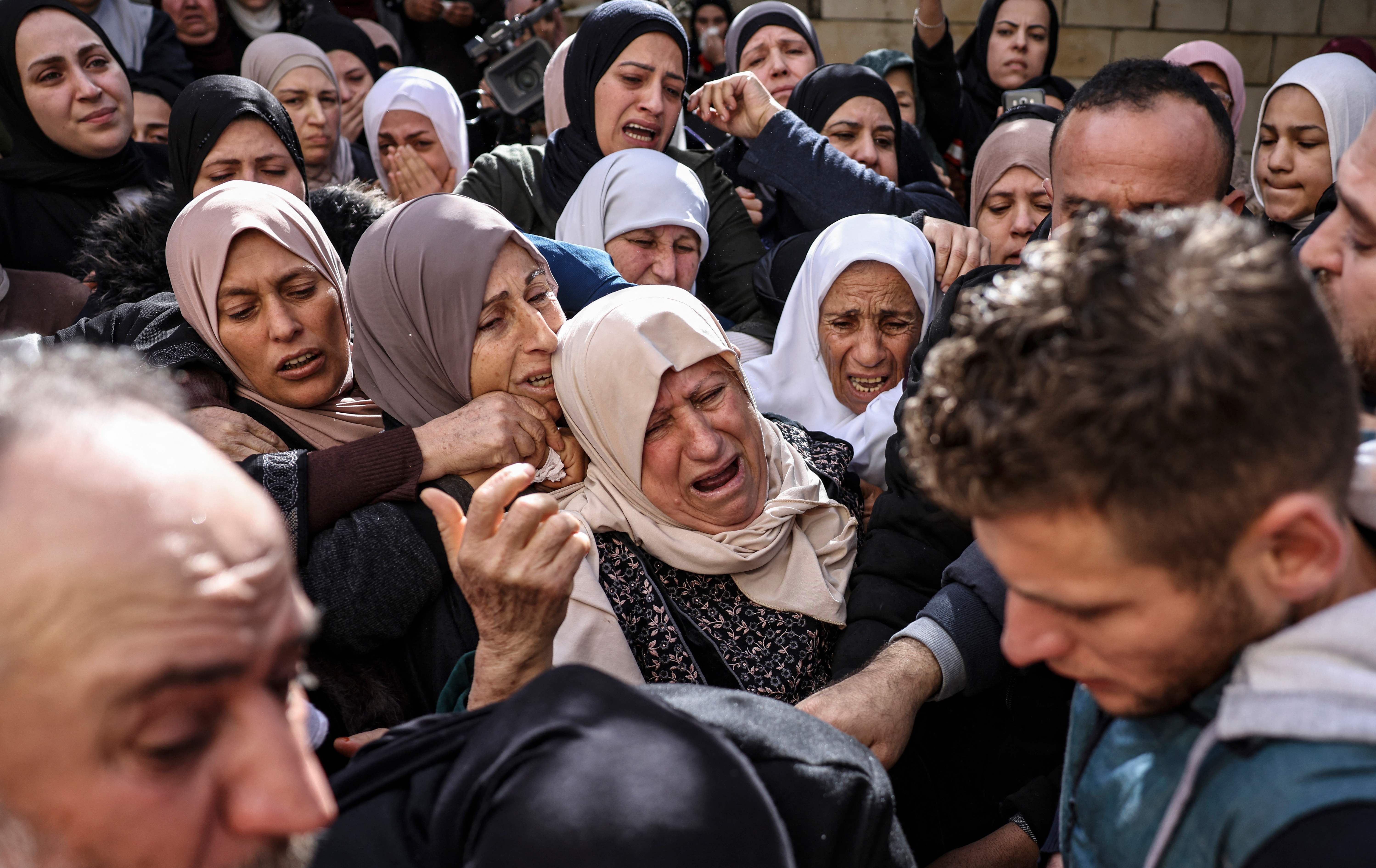 من تشييع جثماني الشهيدين حبيب كميل وعبد الهادي نزال في قباطية جنوب جنين .. تصوير: "الفرنسية"