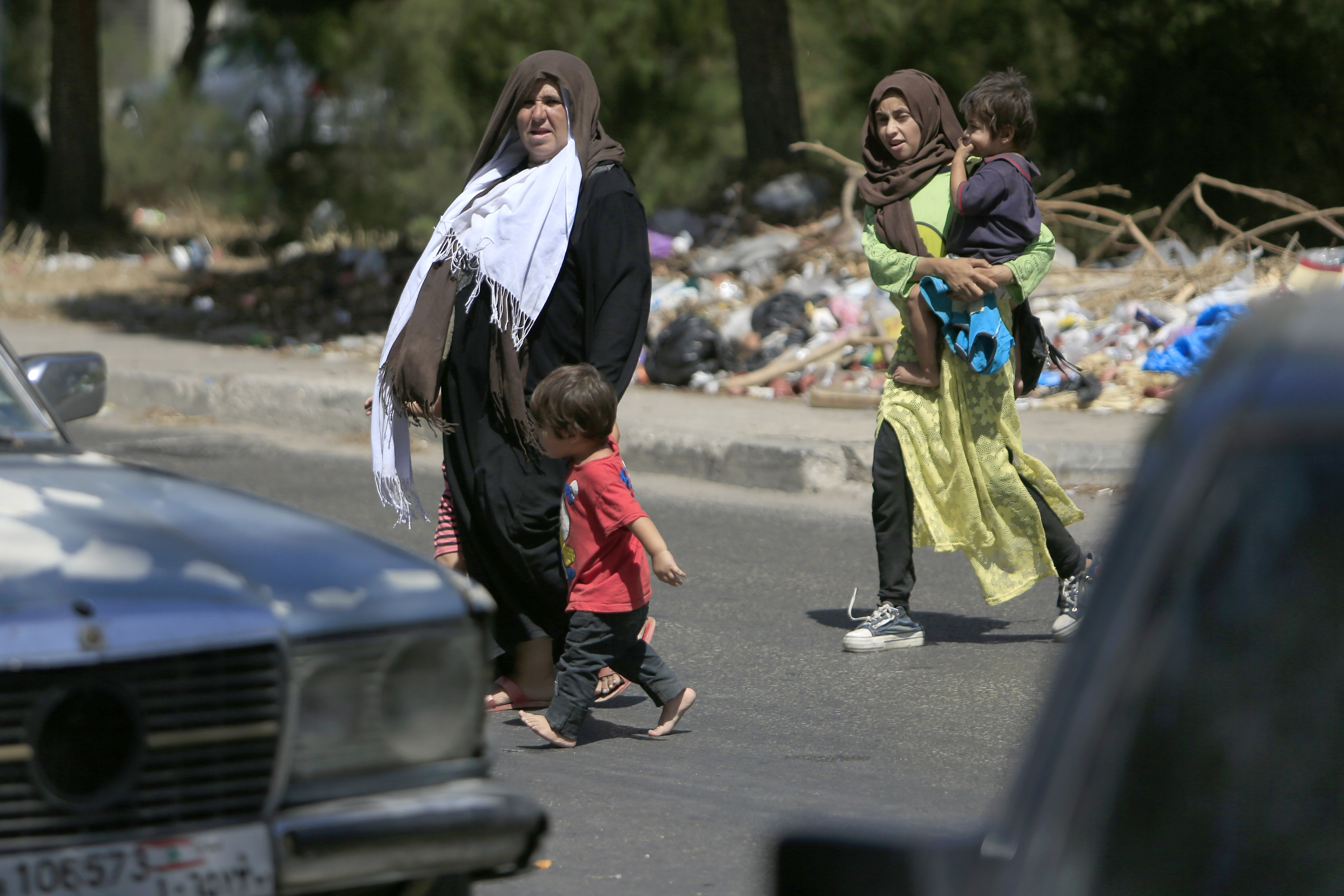 اشتباكات ونزوح عائلات من مخيم عين الحلوة جنوب لبنان .. تصوير: "شينخوا"