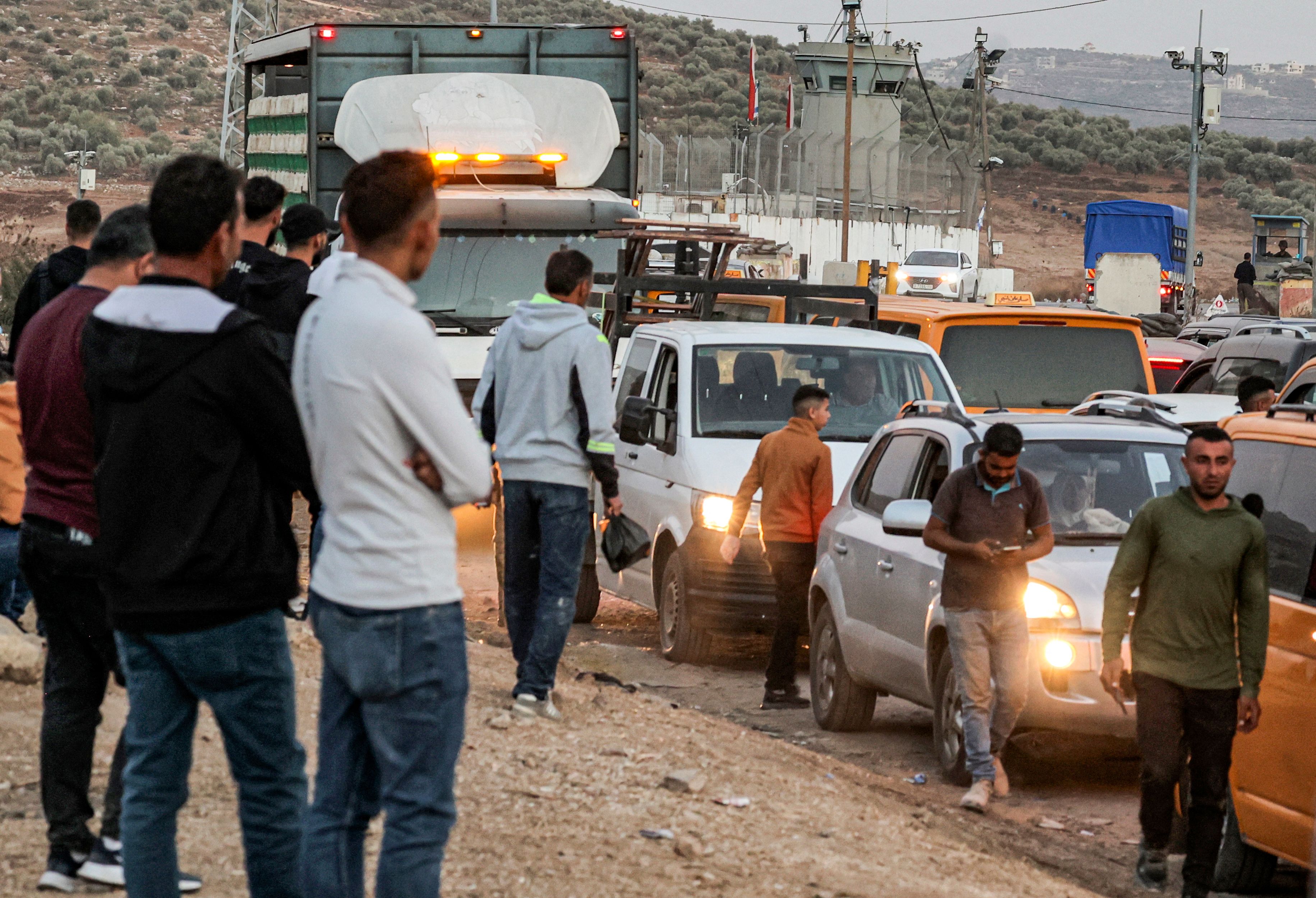 حاجز بيت فوريك.. معاناة طويلة لأهالي نابلس المحاصرين .. تصوير: "الفرنسية