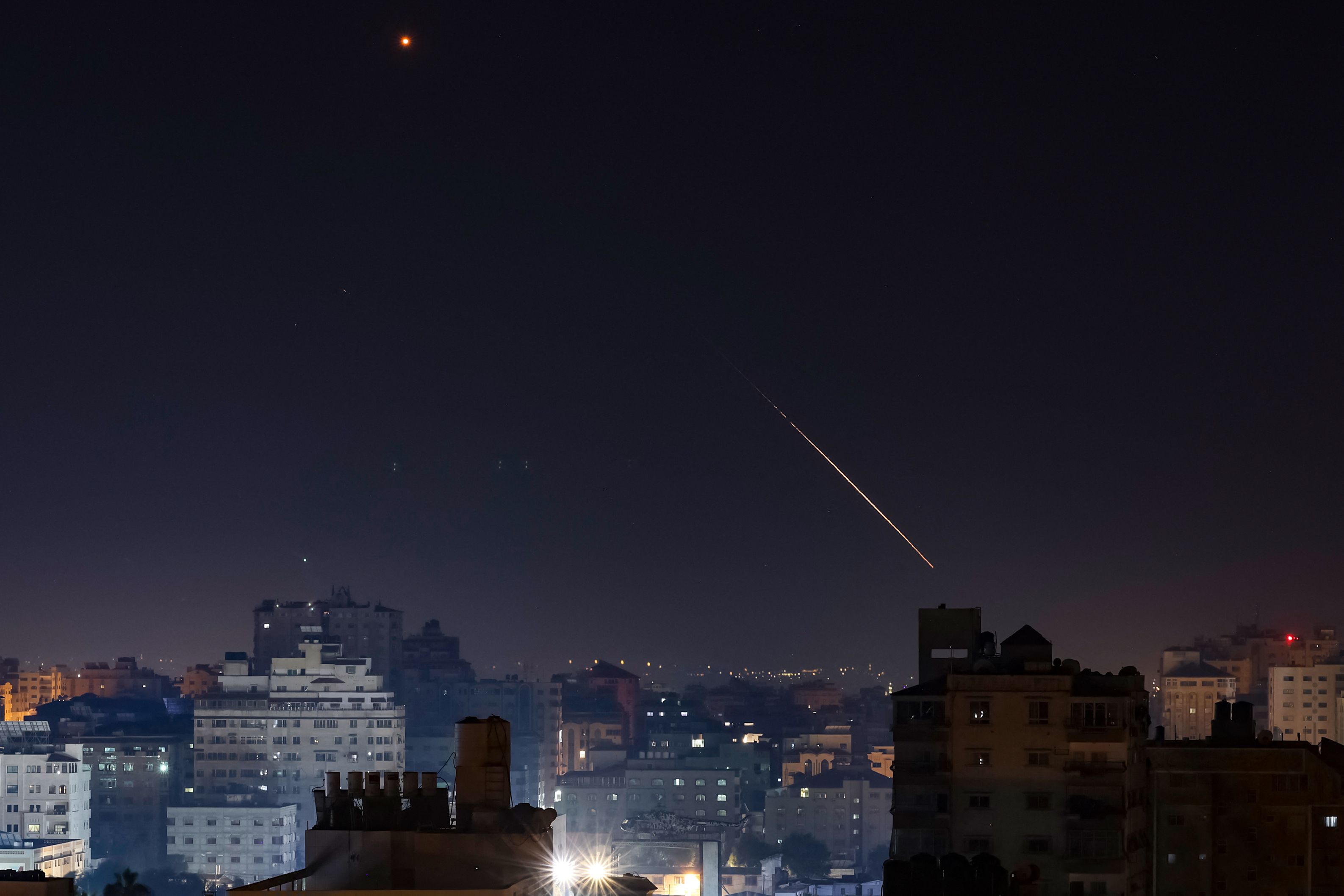 من الغارات الإسرائيلية على قطاع غزة وإطلاق المقاومة للصواريخ المتنوعة .. تصوير: "الفرنسية"