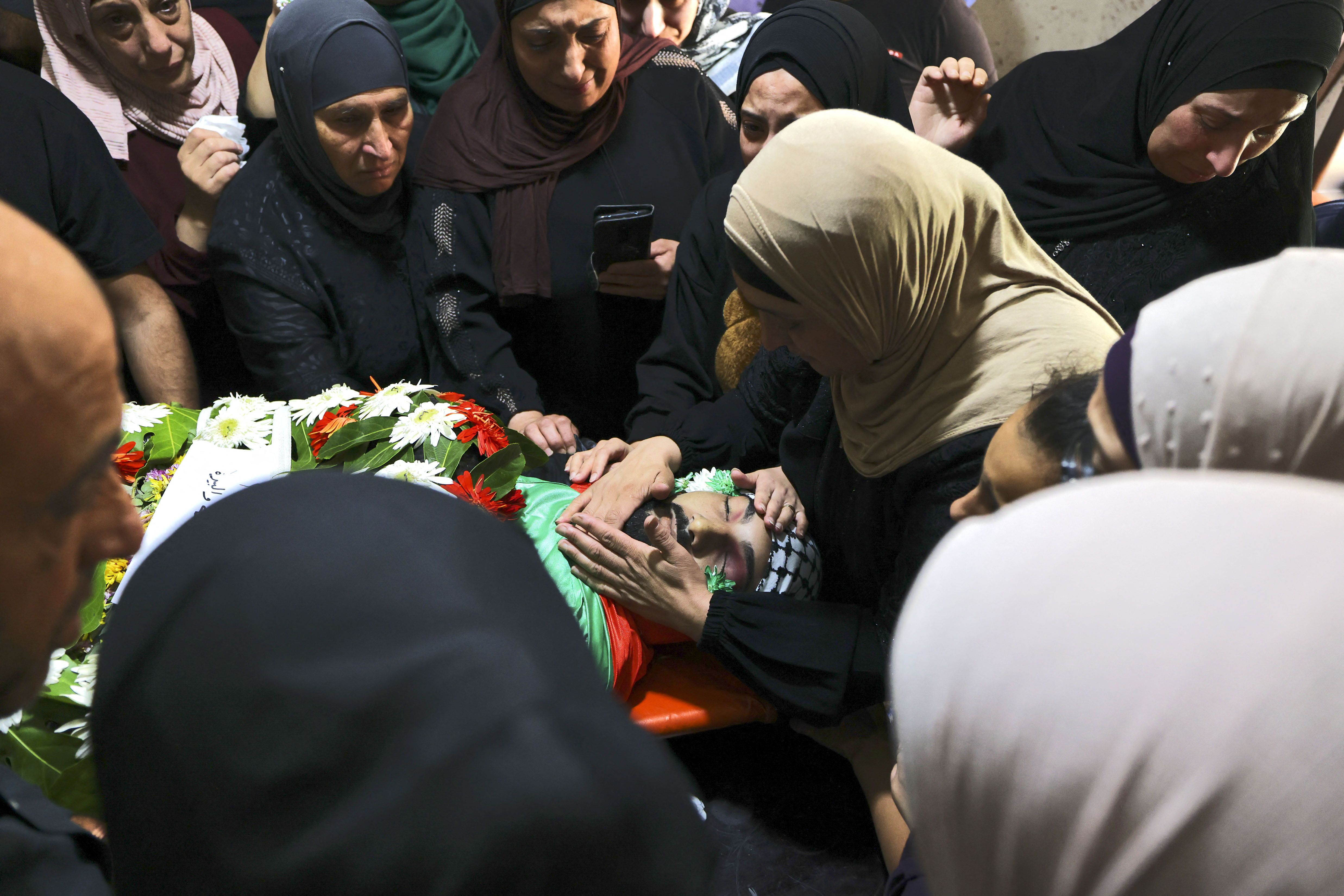 وداع مؤثر لعائلة الشهيد محمد شحام في قلنديا بالقدس المحتلة .. تصوير: "الفرنسية"
