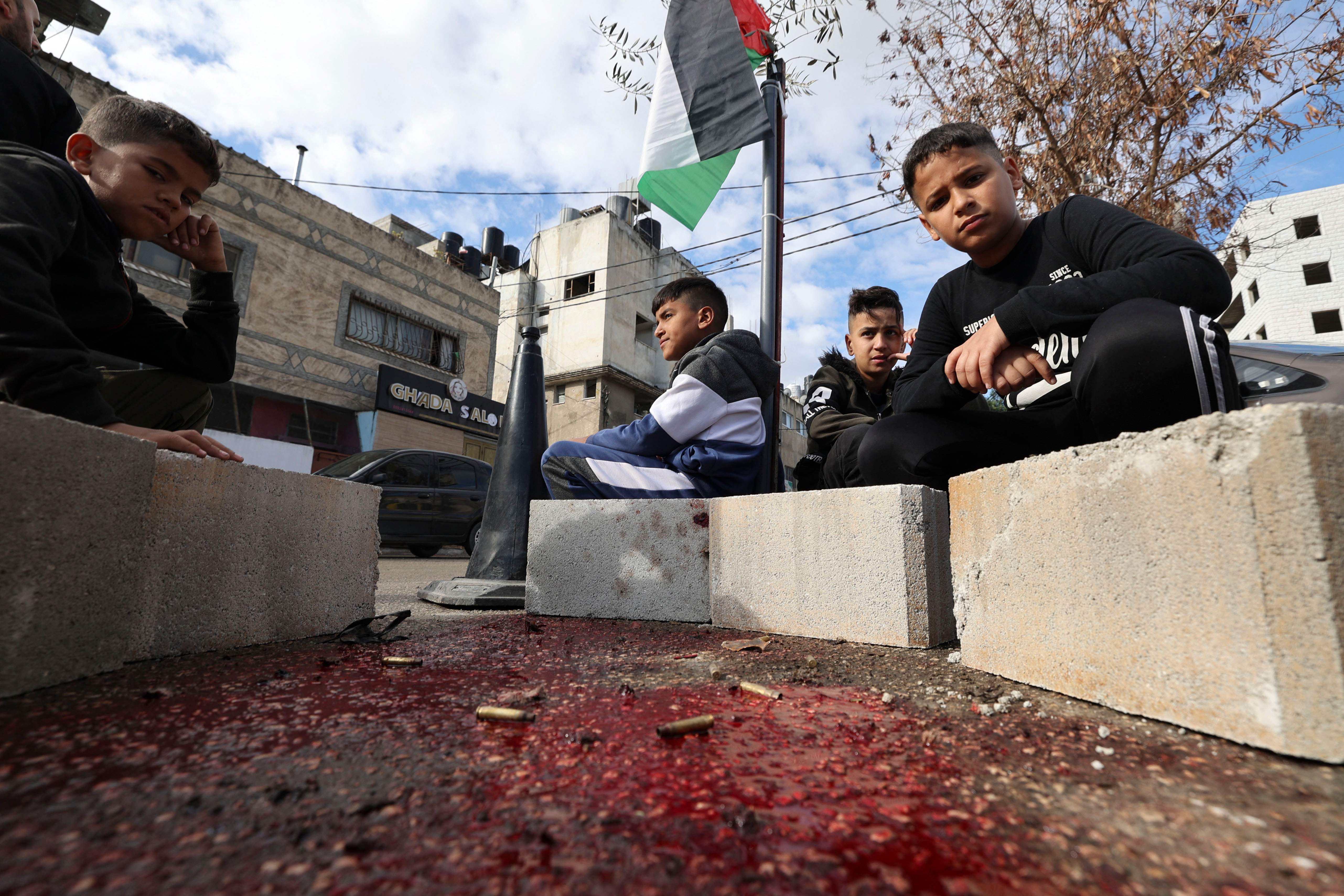 من وداع ومكان استشهاد الفتى مهدي حشاش في بلاطة شرق نابلس .. تصوير: "الفرنسية"