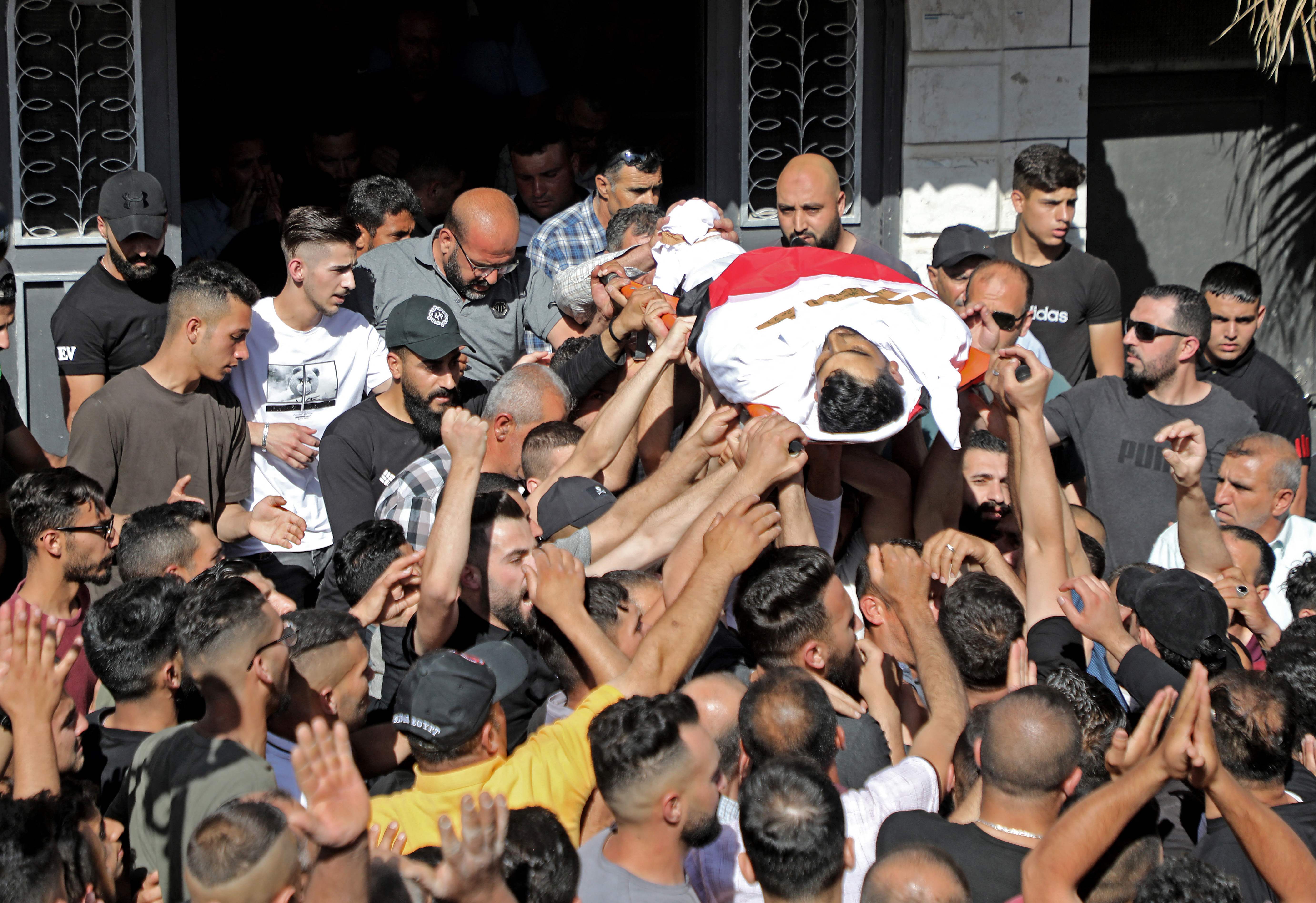 من تشييع الشهيد محمود أبو عيهور في حلحلول بالخليل .. تصوير: "الفرنسية"