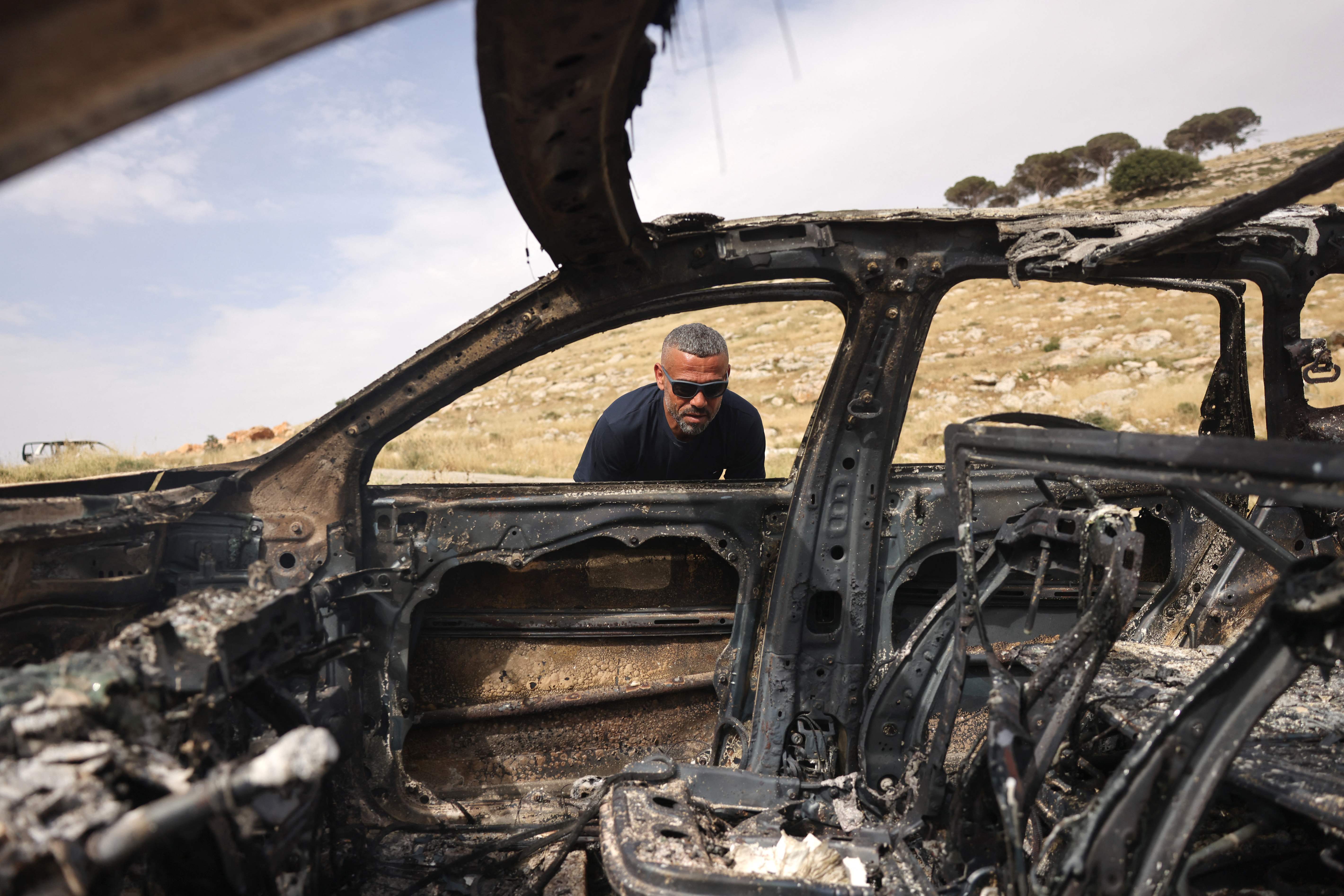 مستوطنون يحرقون مركبات وممتلكات المواطنين في قرية المغير شرق رام الله .. تصوير: "الفرنسية"