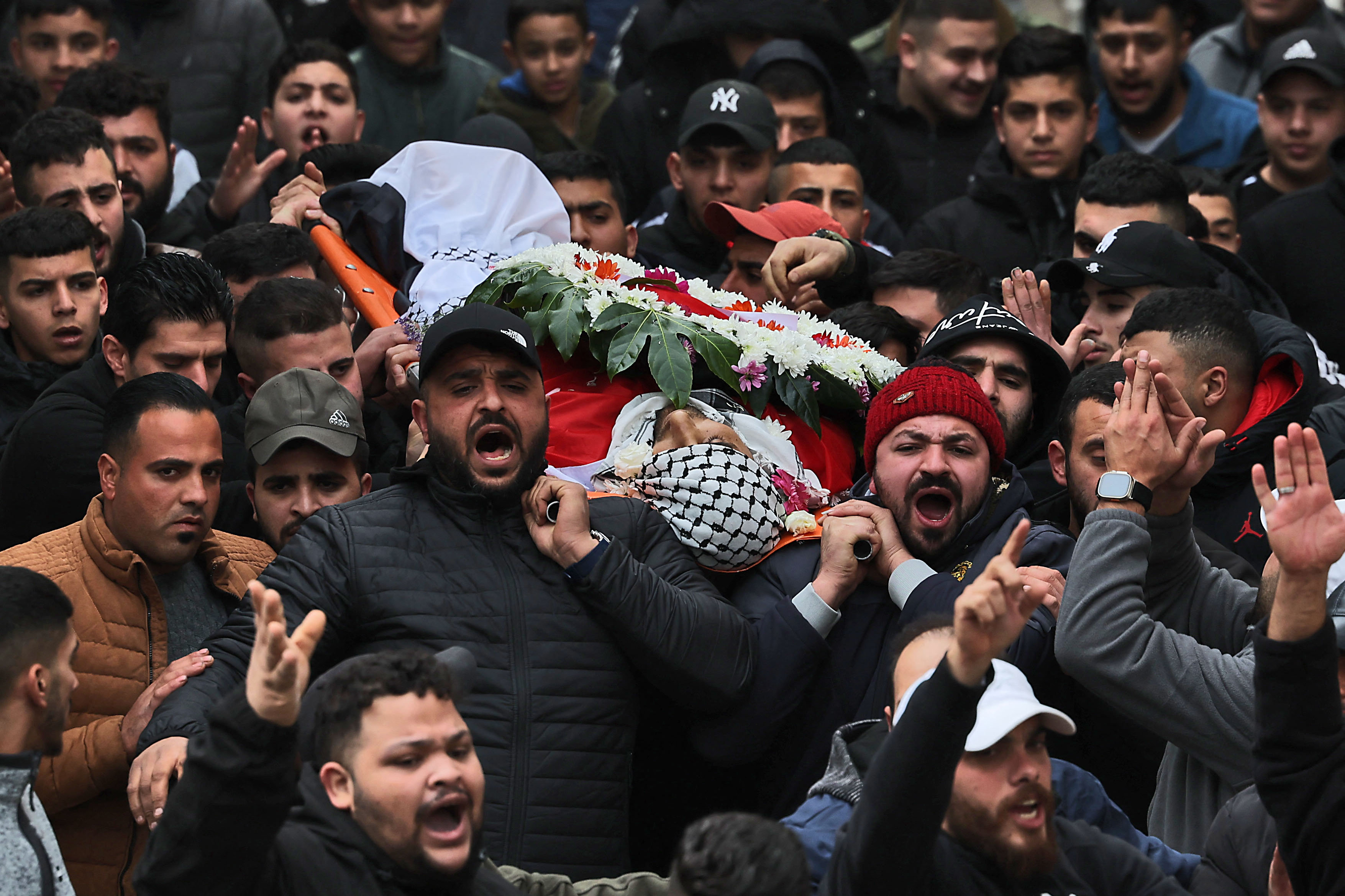 تشييع مؤثر للشهيد سمير أصلان في مخيم قلنديا .. تصوير: "الفرنسية"