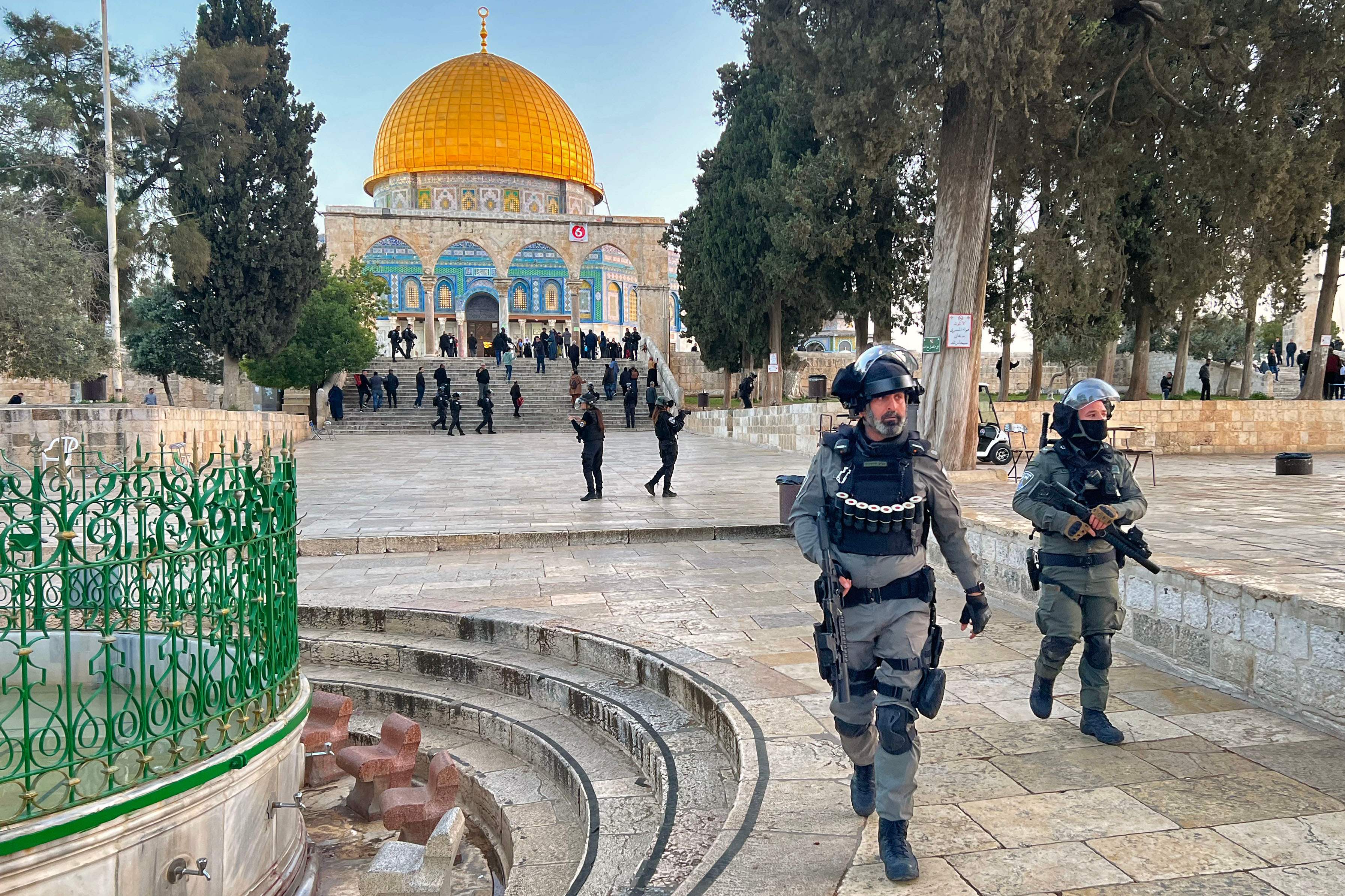 من اعتداءات قوات الاحتلال واقتحامات المستوطنين للأقصى .. تصوير: "الفرنسية"