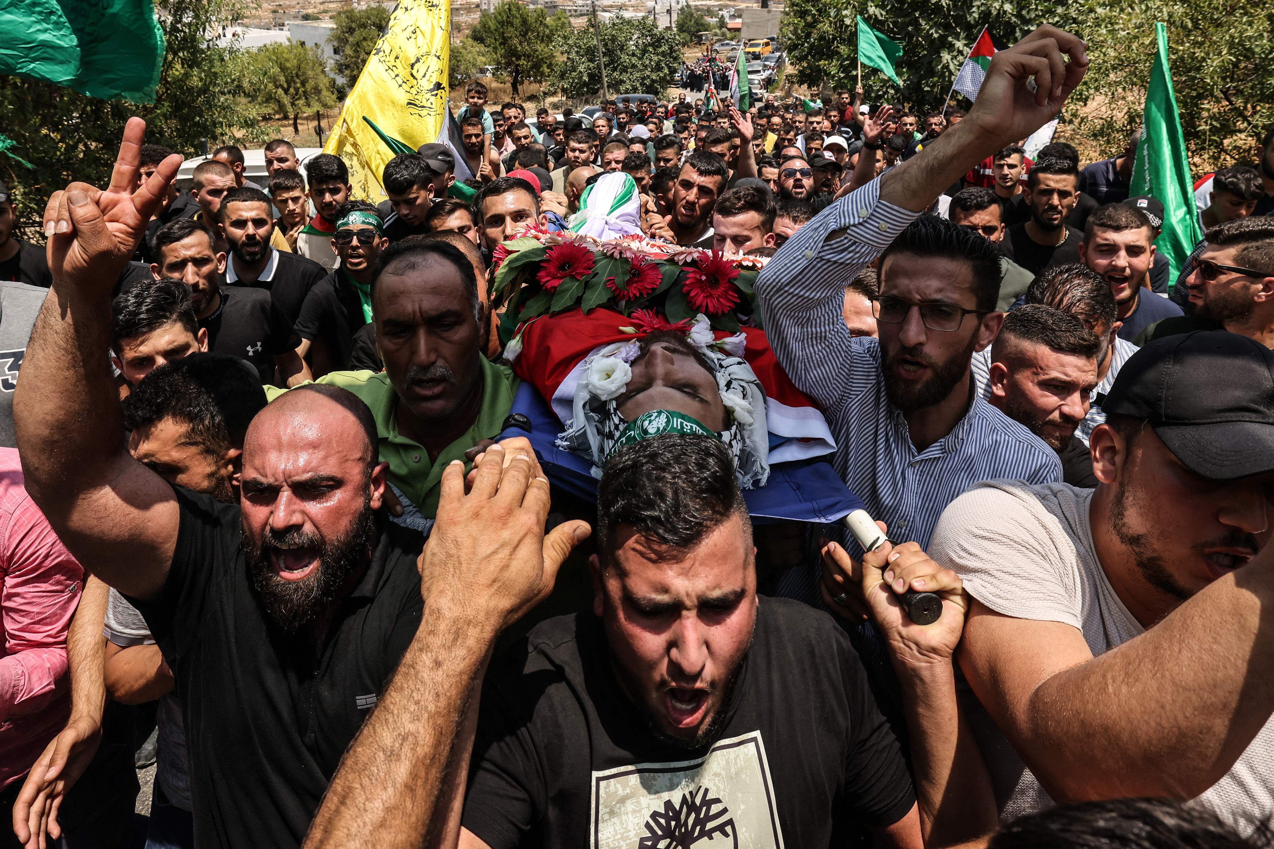 وداع مؤثر للشهيد عبد الجواد حمدان صالح في عارورة قضاء رام الله .. تصوير: "الفرنسية"