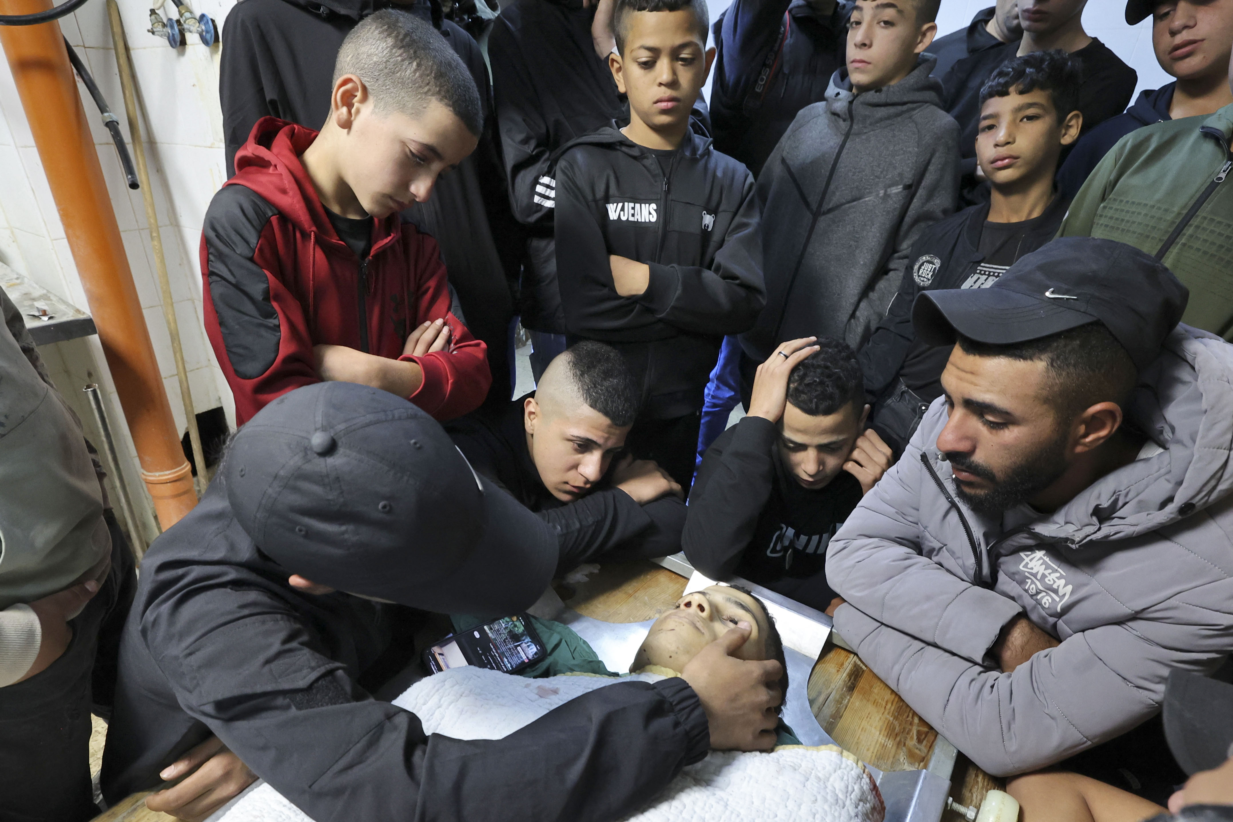 من وداع ومكان استشهاد الفتى مهدي حشاش في بلاطة شرق نابلس .. تصوير: "الفرنسية"