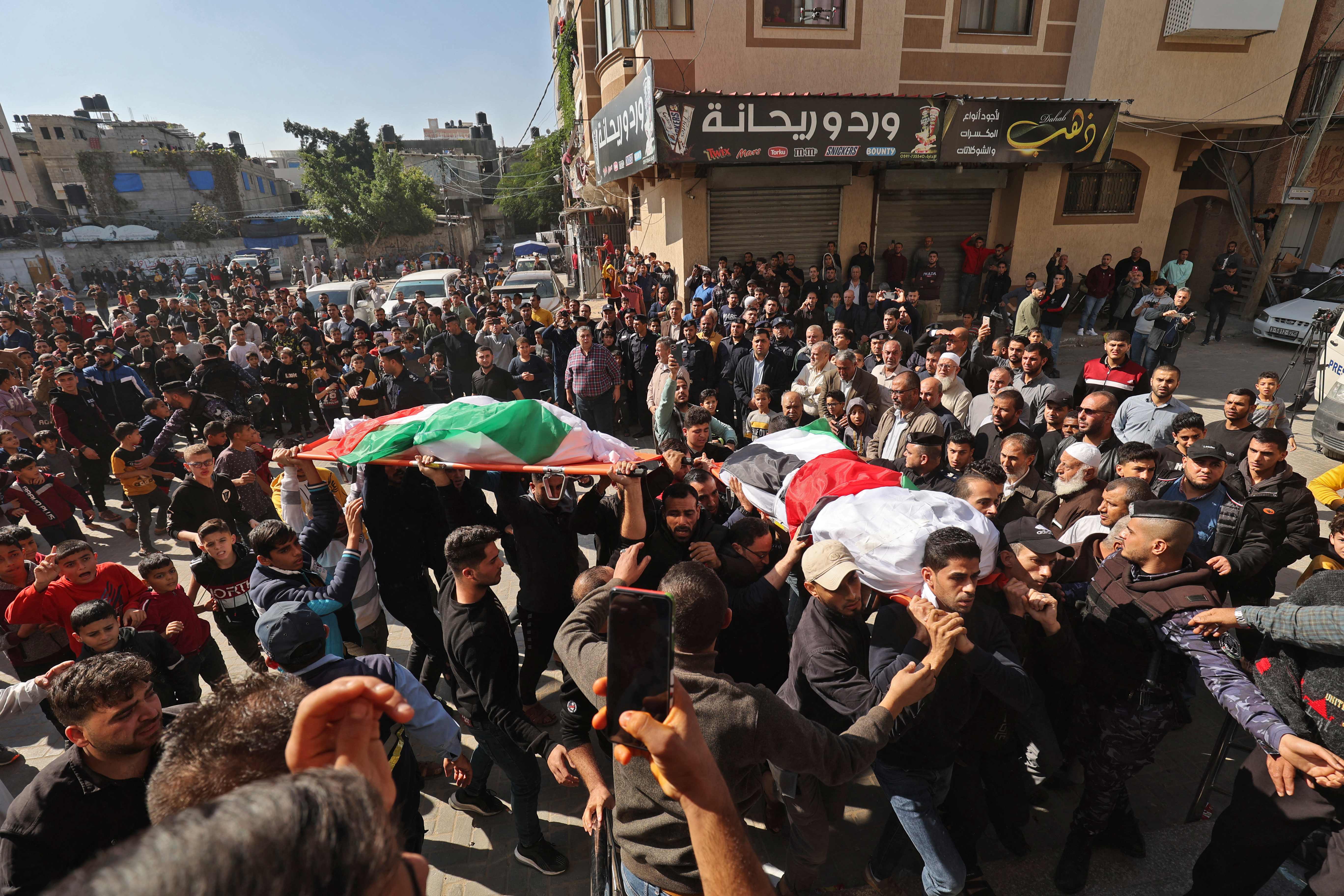 غزة تشيع ضحايا الحريق المفجع في جباليا .. تصوير: "الفرنسية"