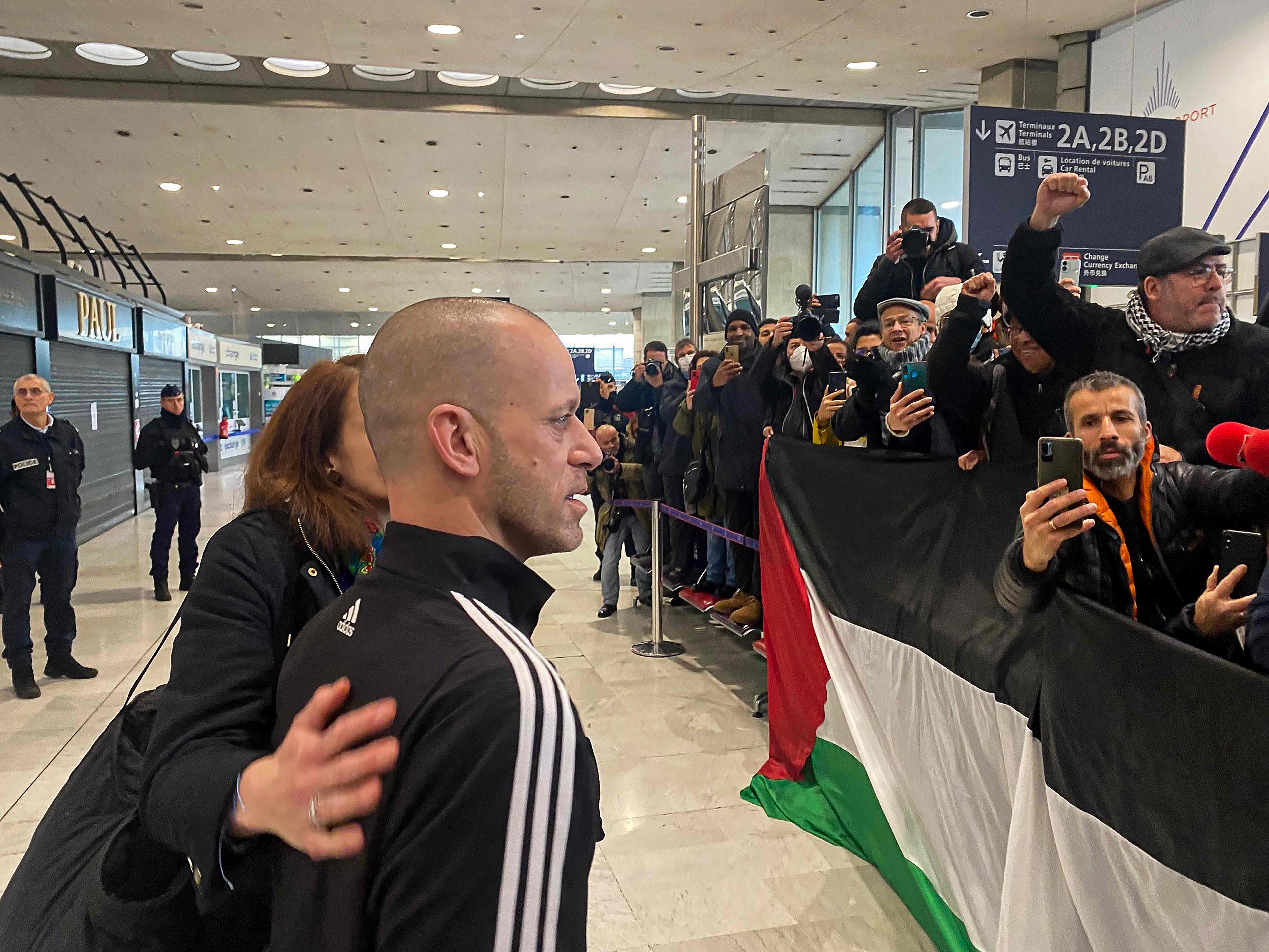وصول المبعد صلاح الحموري إلى باريس .. تصوير: "الفرنسية"