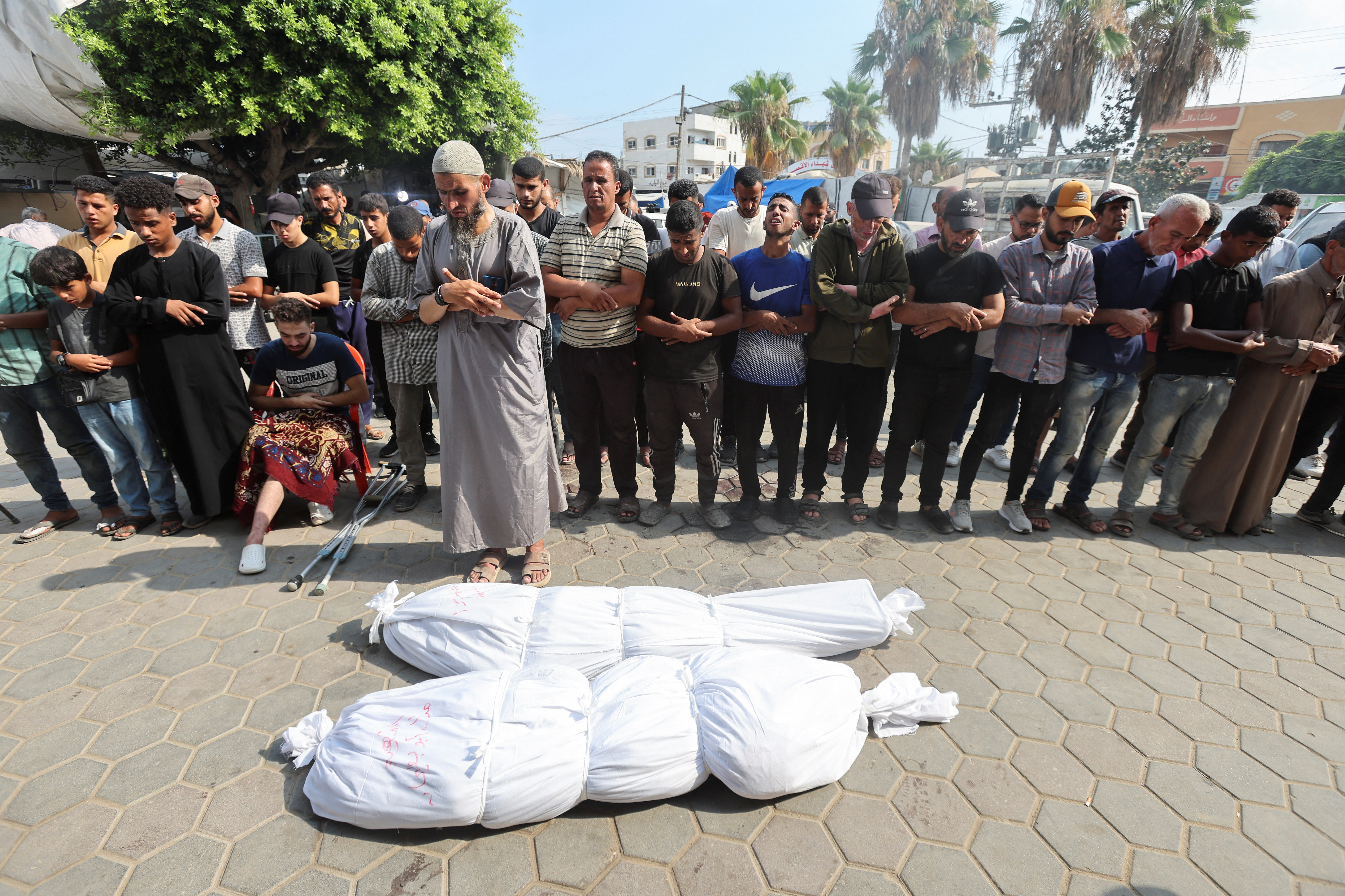 مشاهد مؤلمة من وداع أسر لأبنائها بعد استشهادهم في غزة
