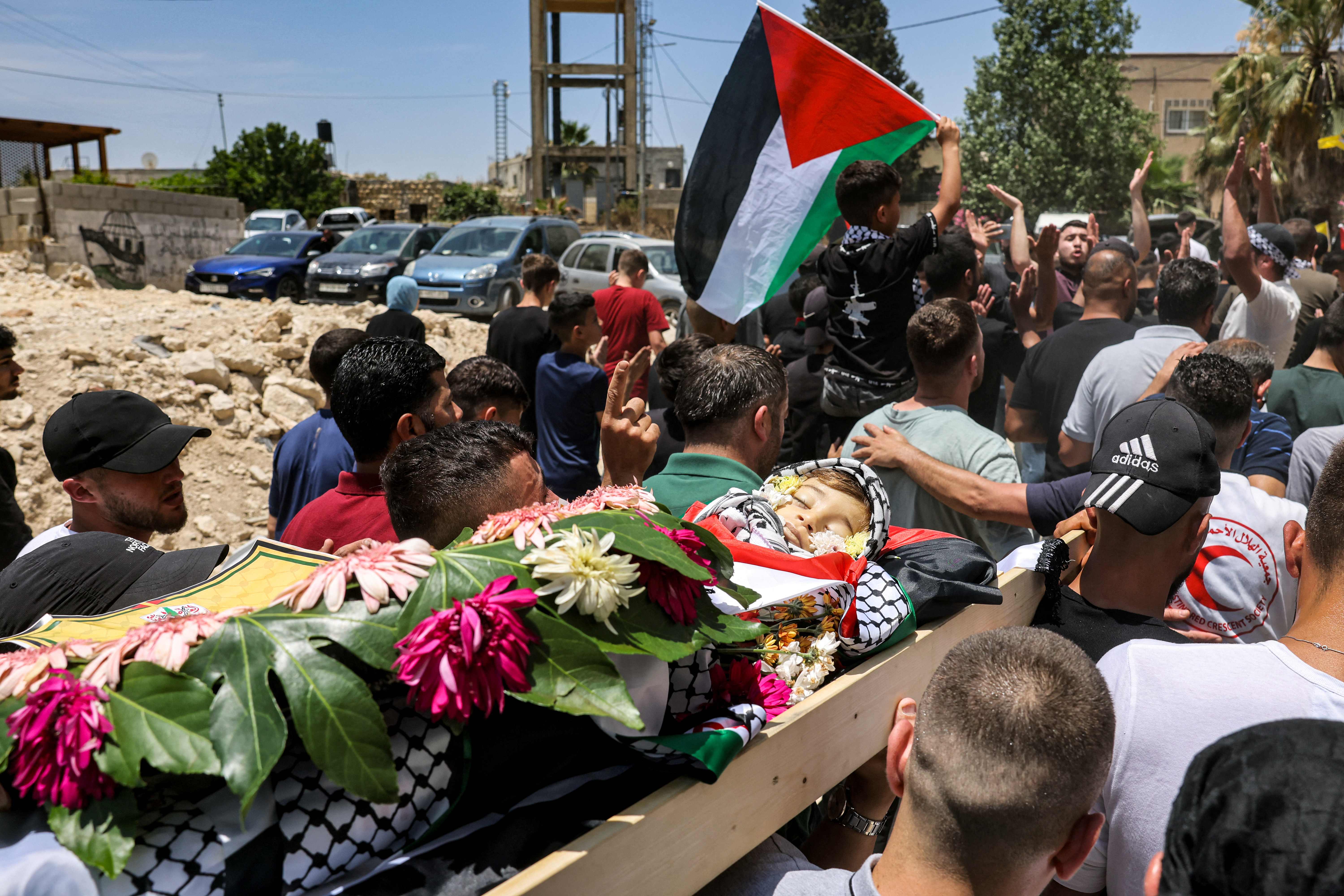 من وداع الشهيد الطفل محمد التميمي "عامان" الذي استشهد أمس متأثرًا بجروحه برصاص الاحتلال منذ أيام في النبي صالح .. تصوير: "الفرنسية" 