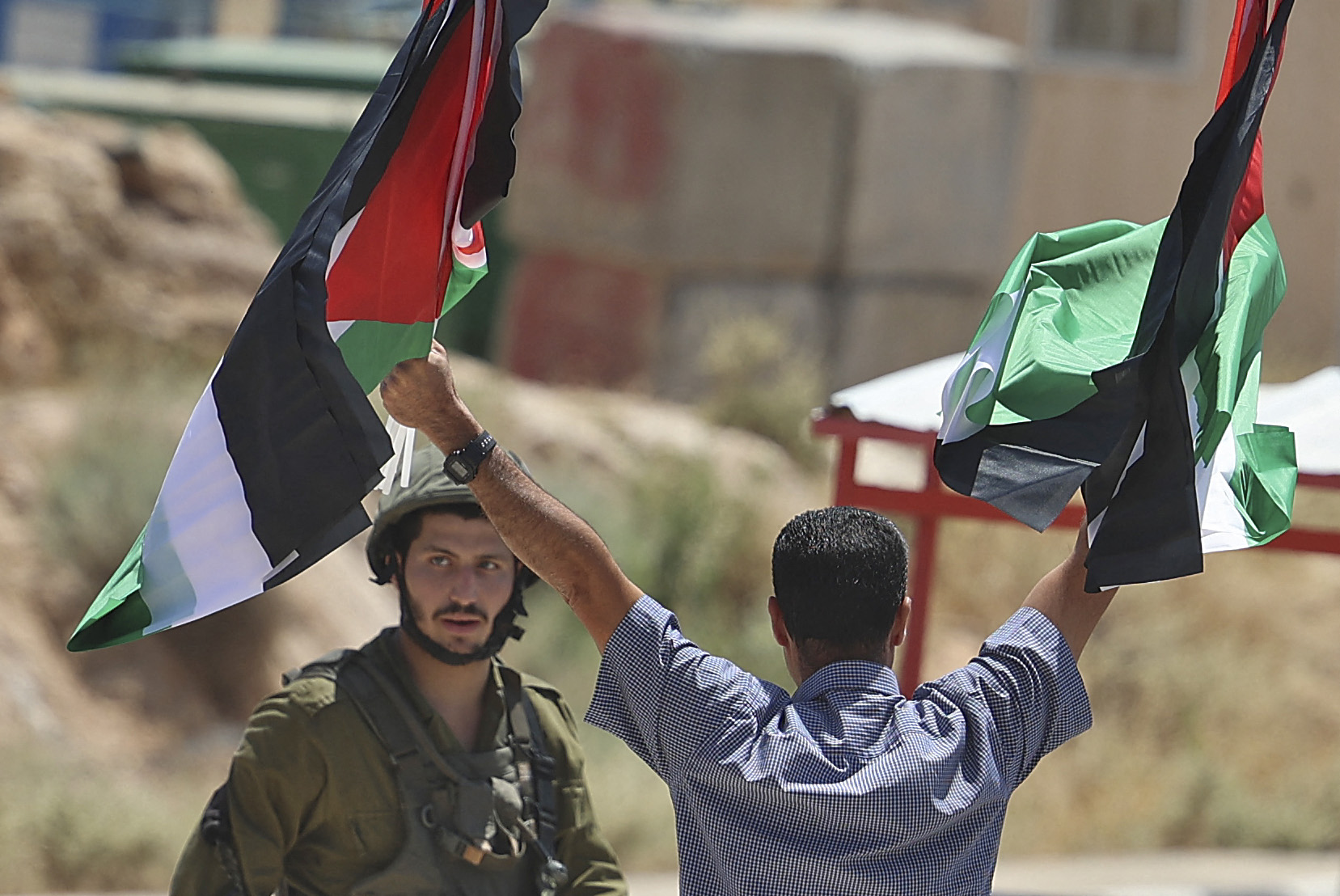 قوات الاحتلال تقمع المواطنين والصحفيين على حاجز تياسير شرق طوباس .. تصوير: "الفرنسية"